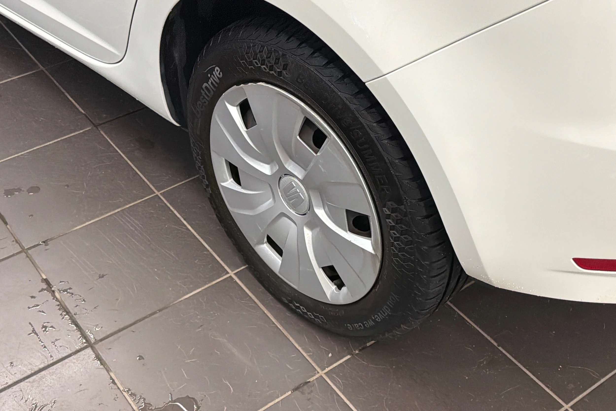 Valkoinen SEAT Ibiza 2014 kuva 10.