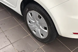 Valkoinen SEAT Ibiza 2014 kuva 10.
