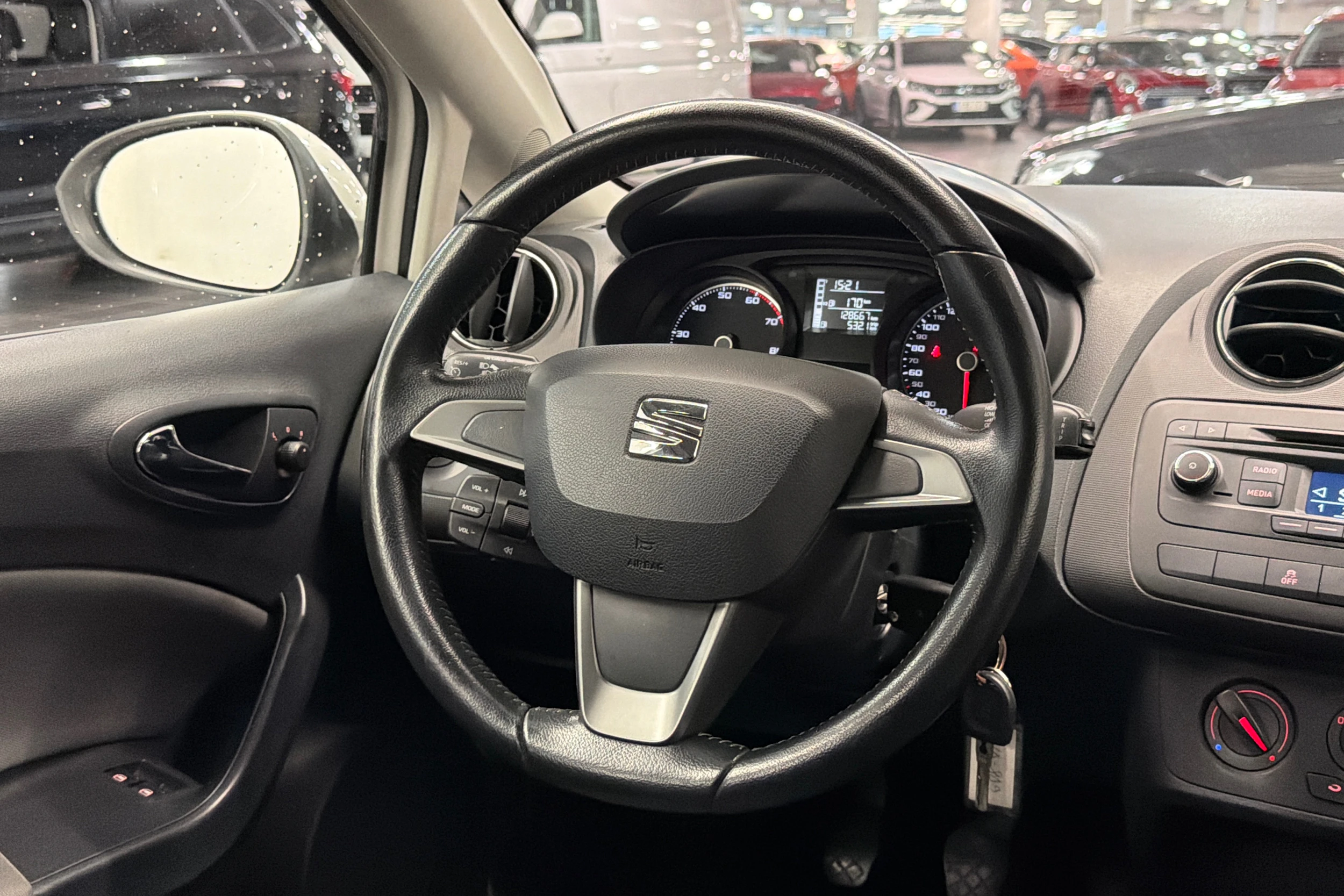 Valkoinen SEAT Ibiza 2014 kuva 12.