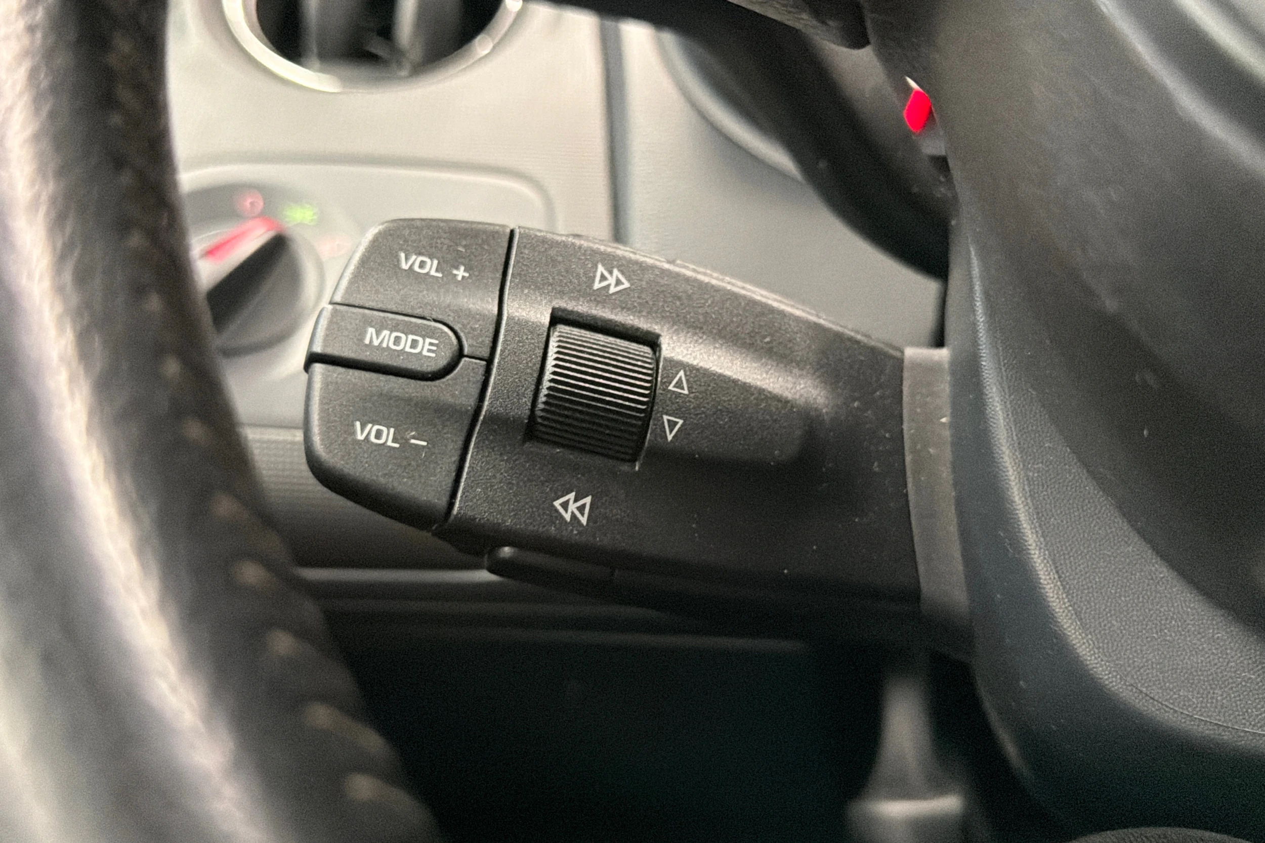 Valkoinen SEAT Ibiza 2014 kuva 14.