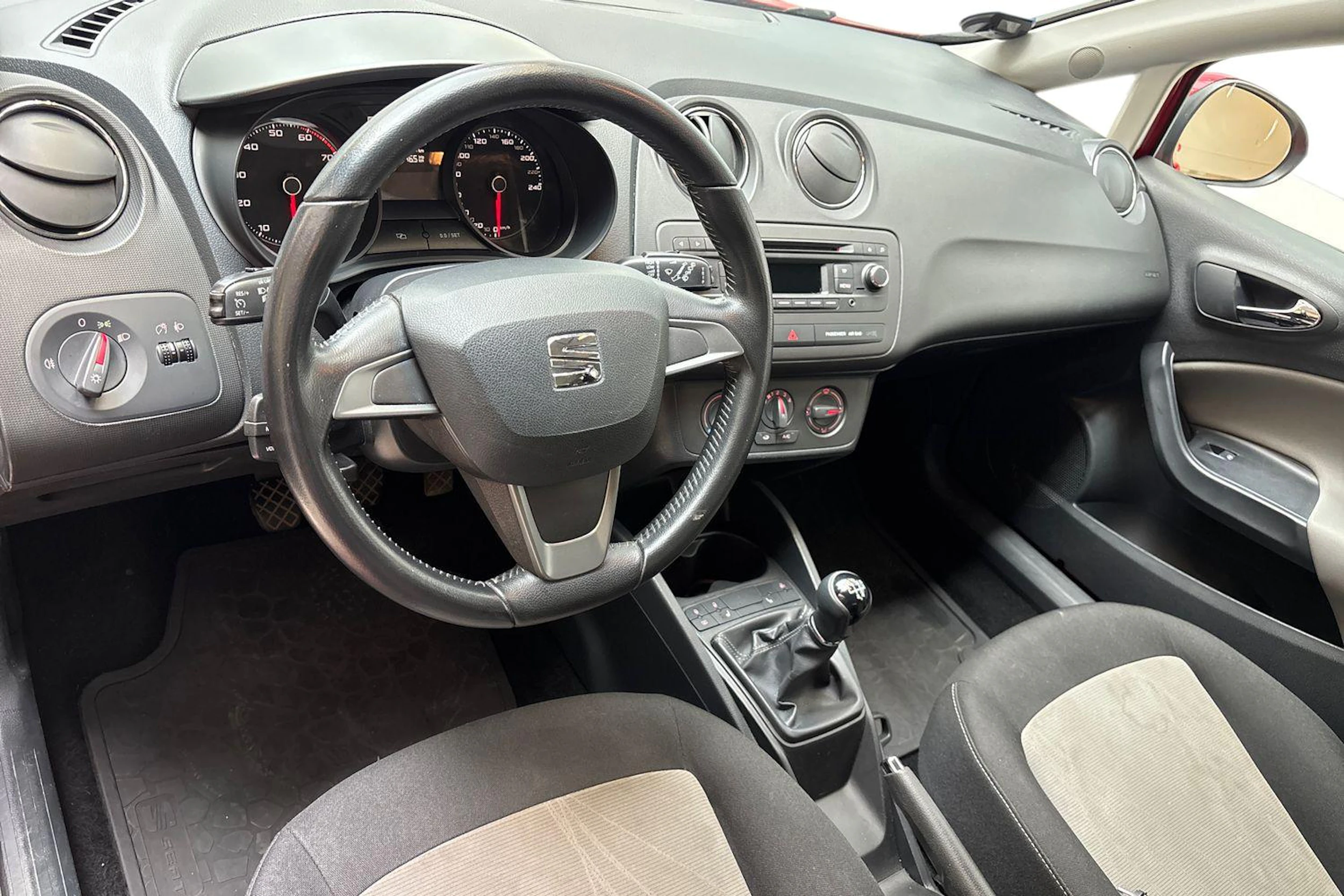 punainen SEAT Ibiza 2015 kuva 6.