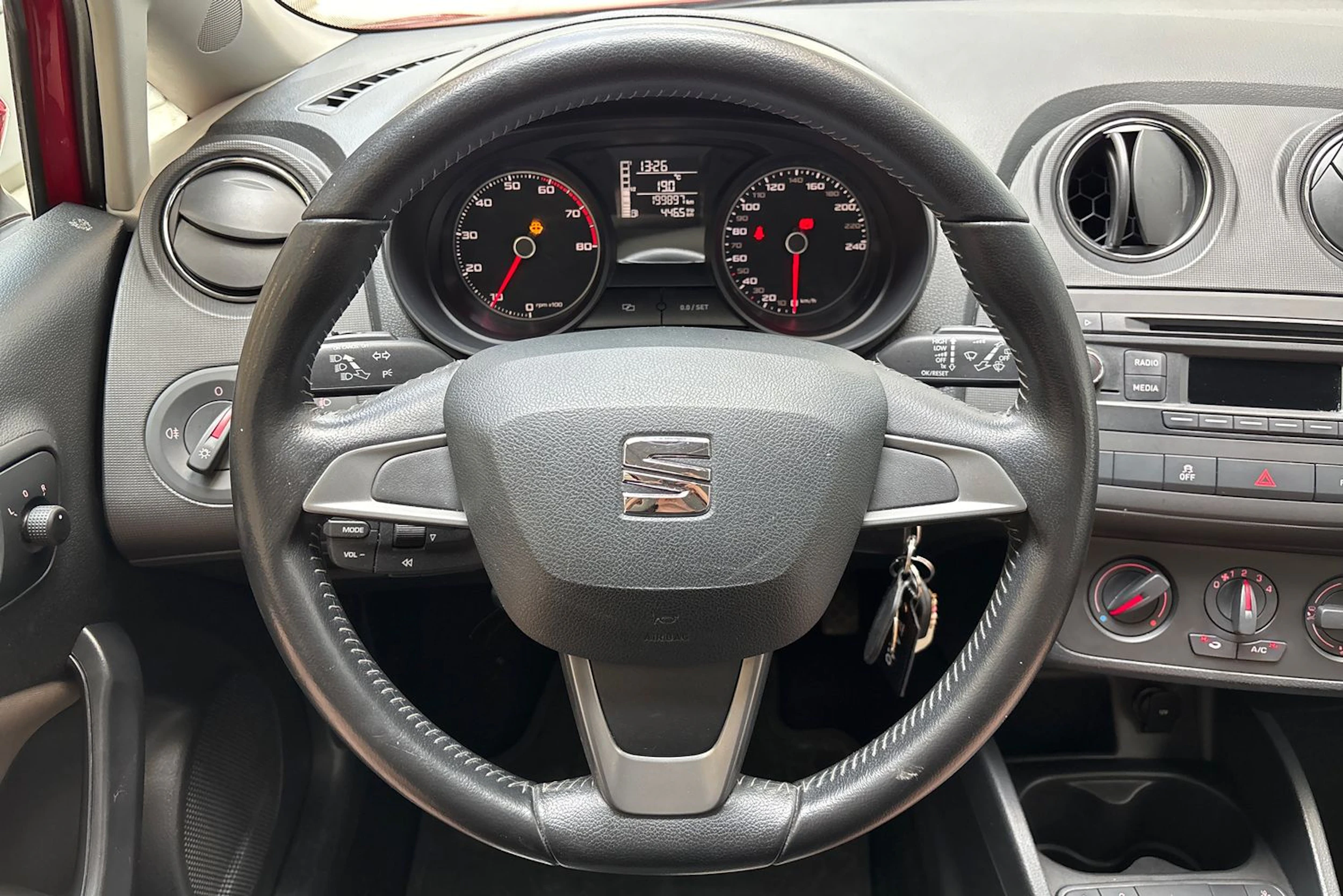 punainen SEAT Ibiza 2015 kuva 13.