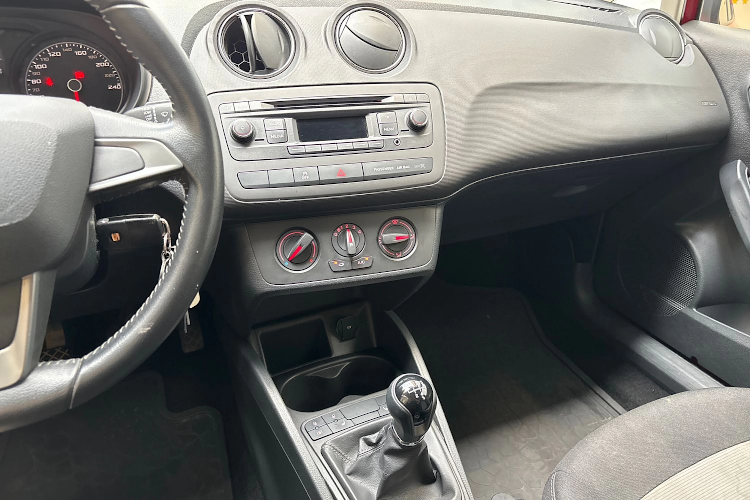 punainen SEAT Ibiza 2015 kuva 14.