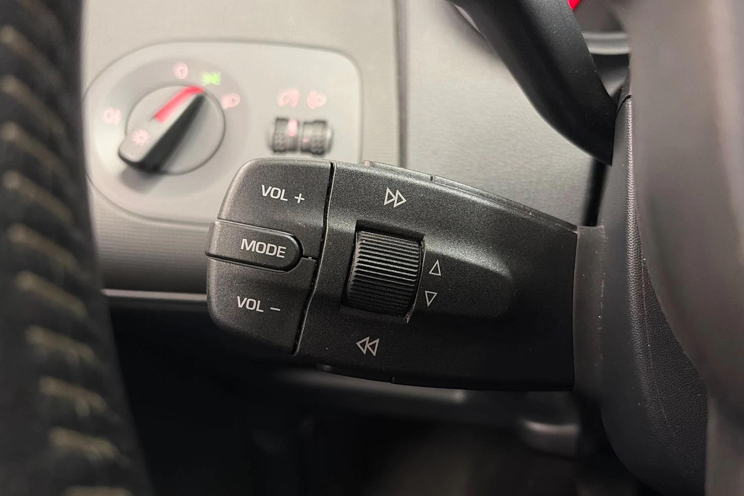 punainen SEAT Ibiza 2015 kuva 14.