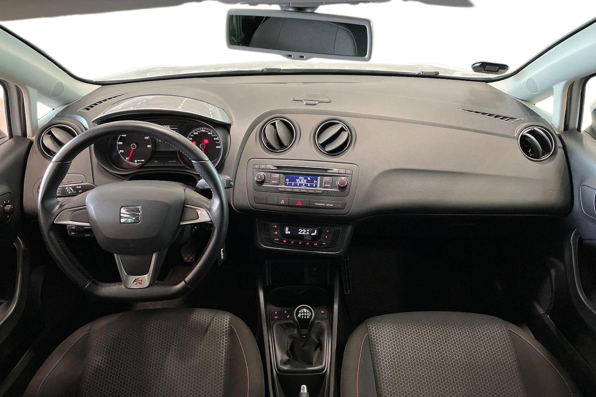 valkoinen SEAT Ibiza 2015 kuva 9.