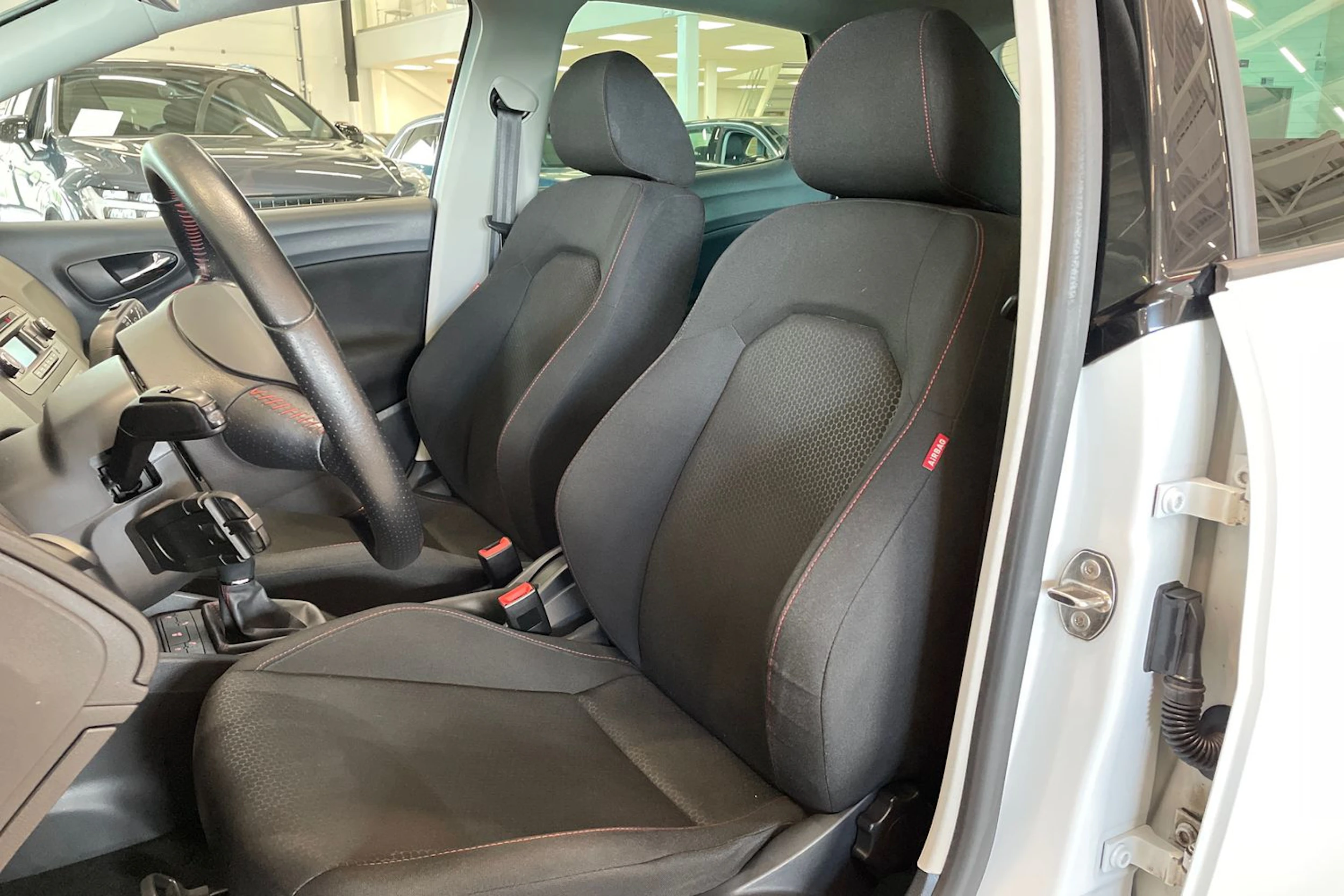 valkoinen SEAT Ibiza 2015 kuva 15.