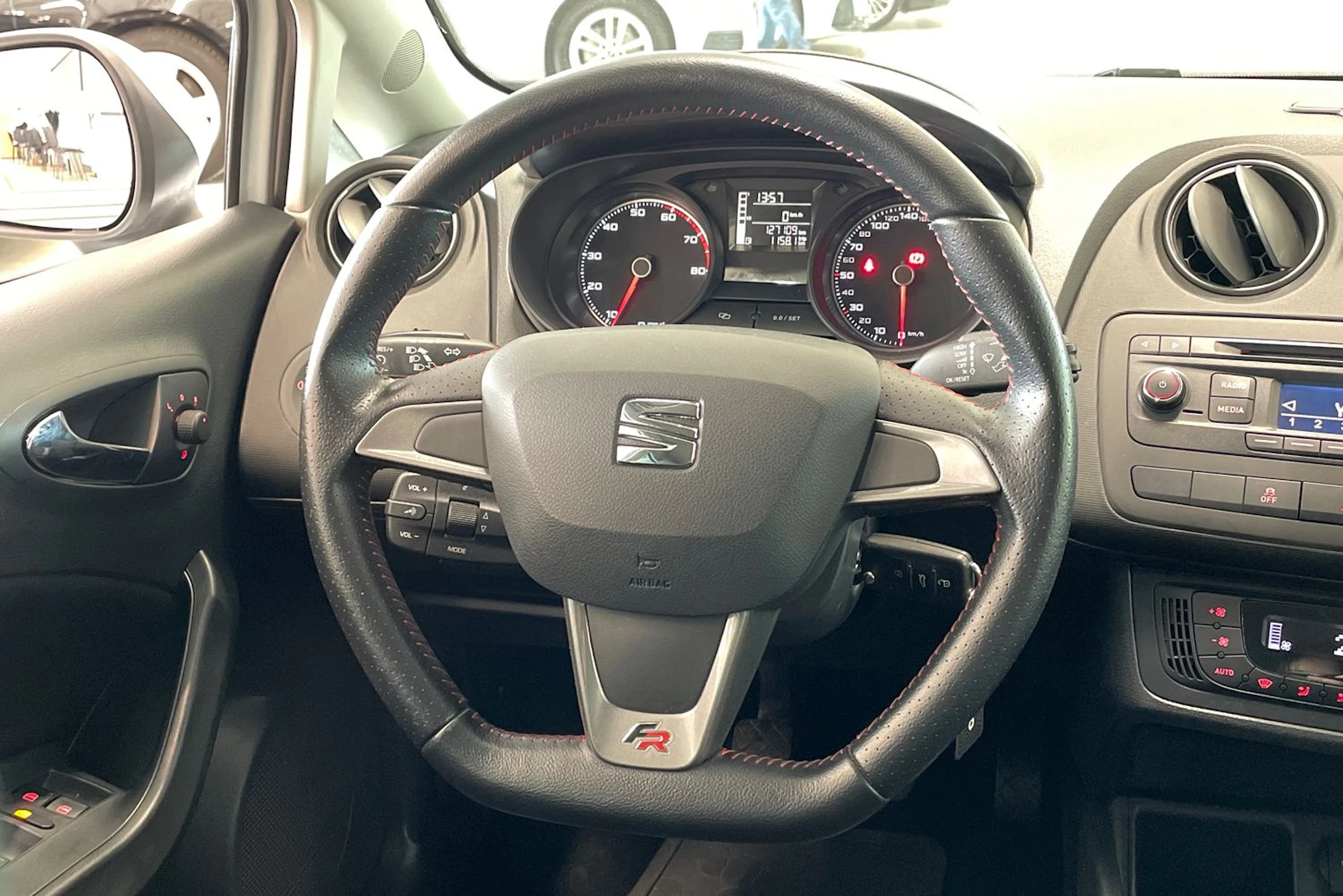 valkoinen SEAT Ibiza 2015 kuva 16.