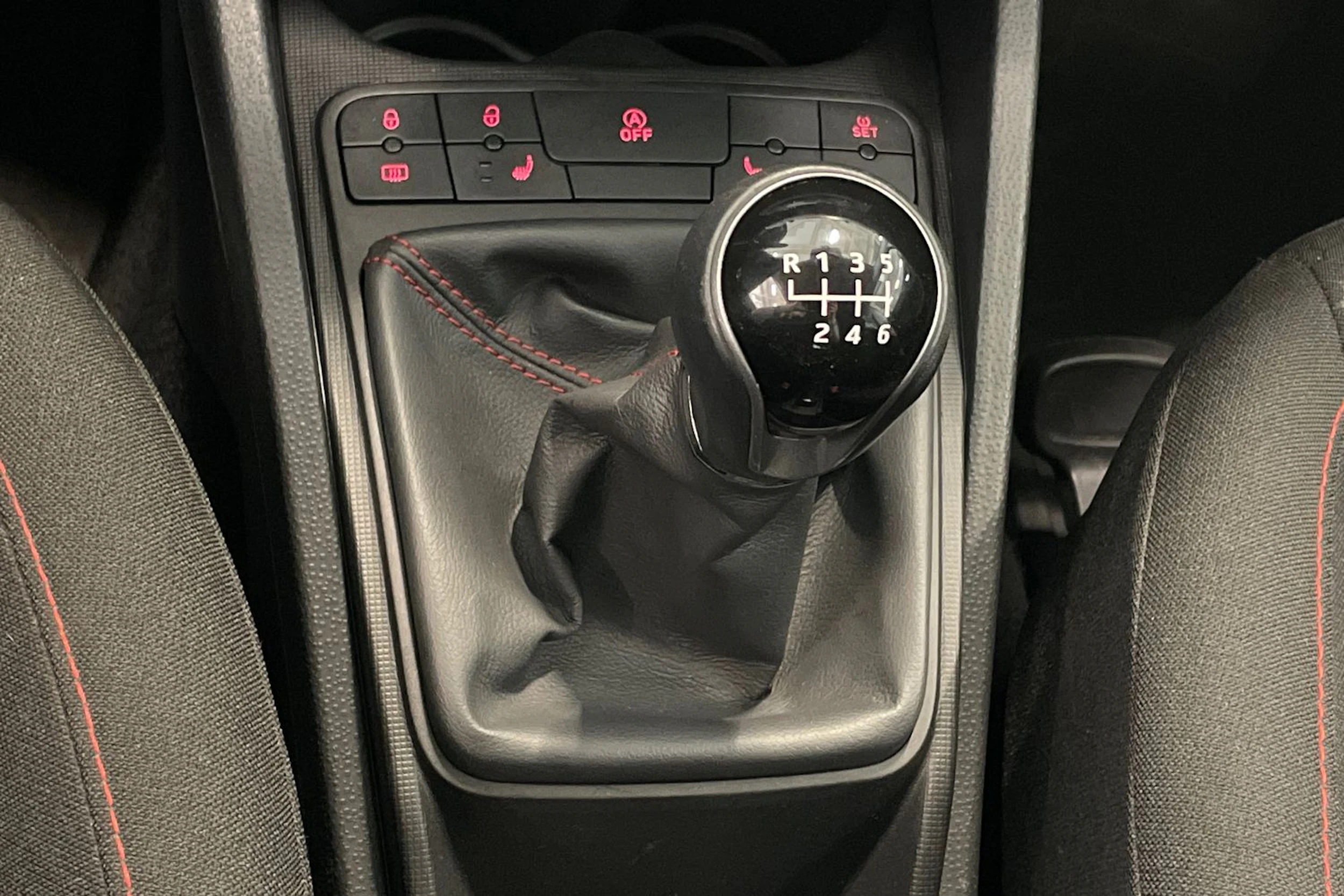 valkoinen SEAT Ibiza 2015 kuva 24.