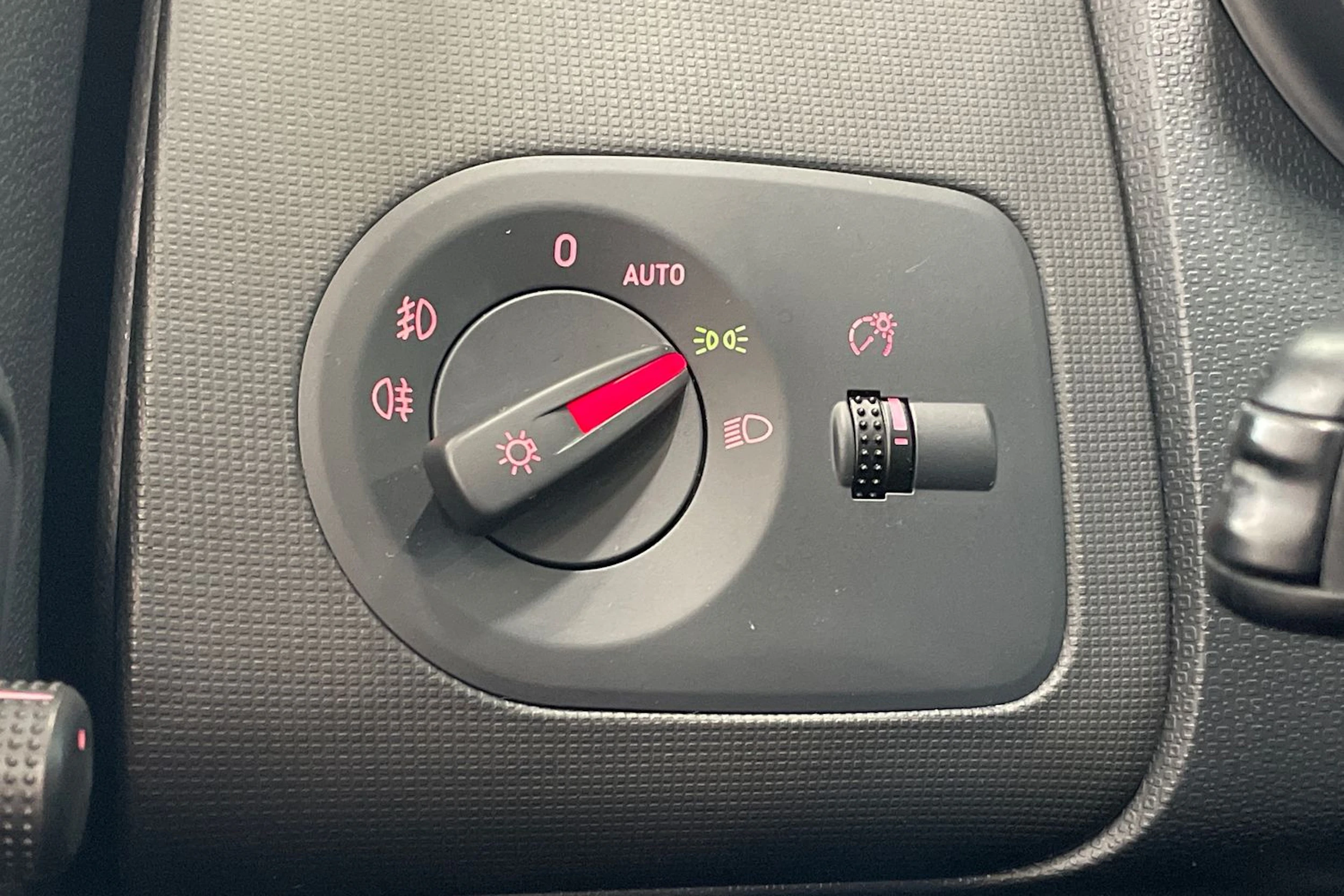 valkoinen SEAT Ibiza 2015 kuva 27.