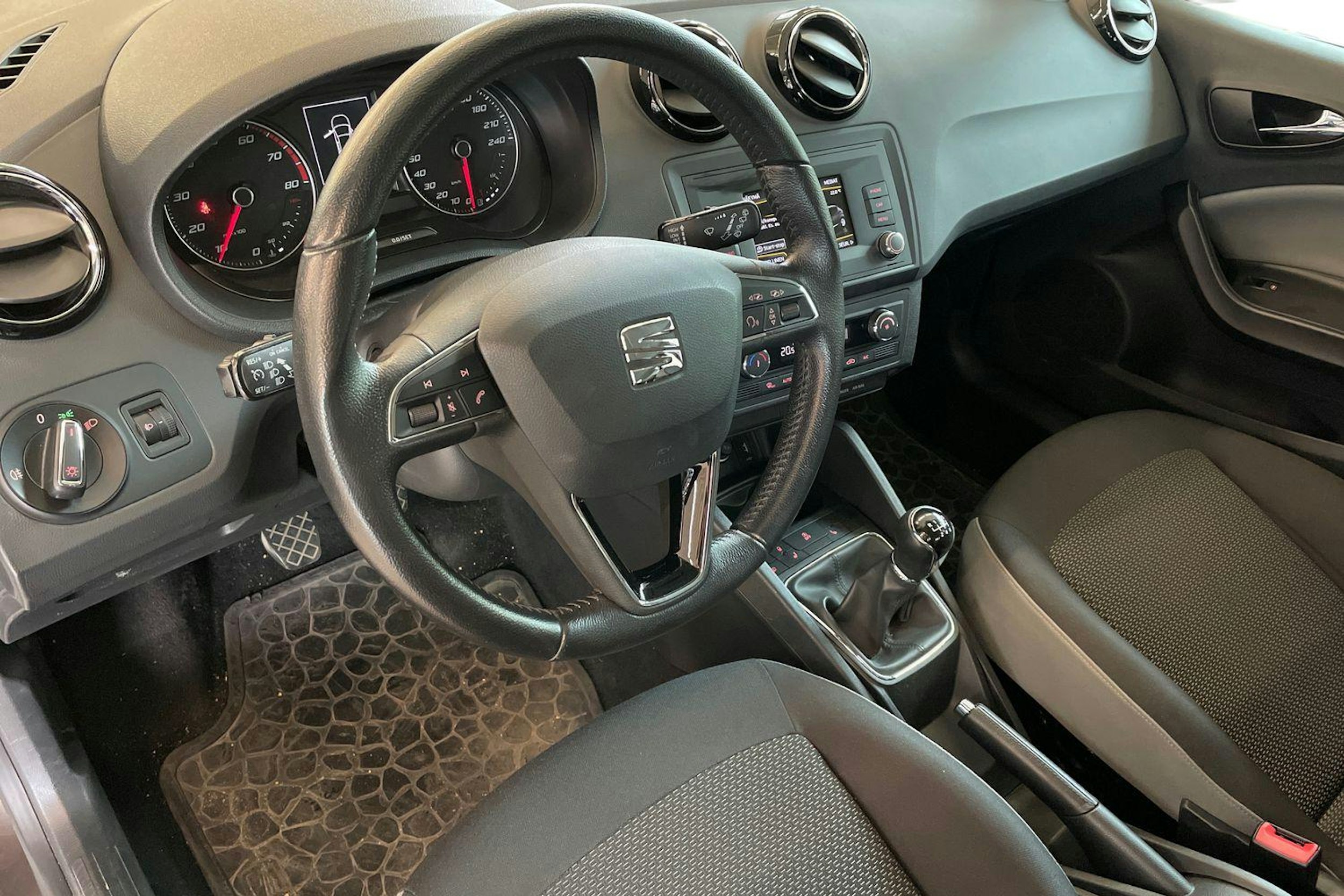 harmaa SEAT Ibiza 2016 kuva 3.