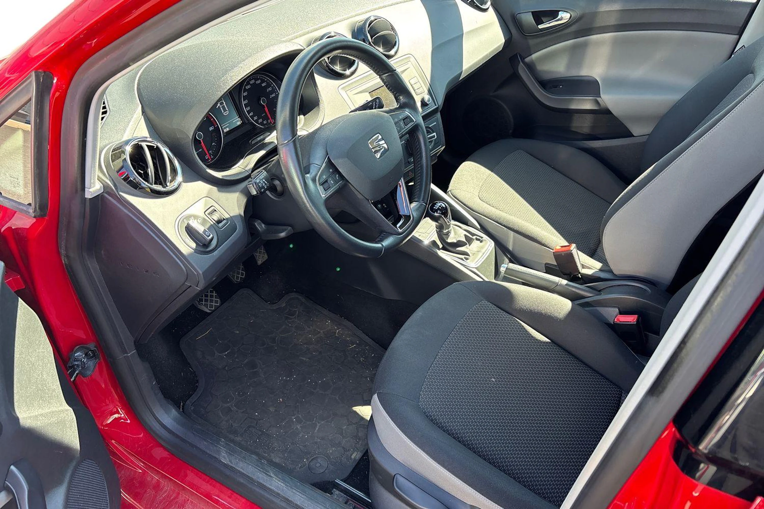 Punainen SEAT IBIZA 2016 kuva 3.