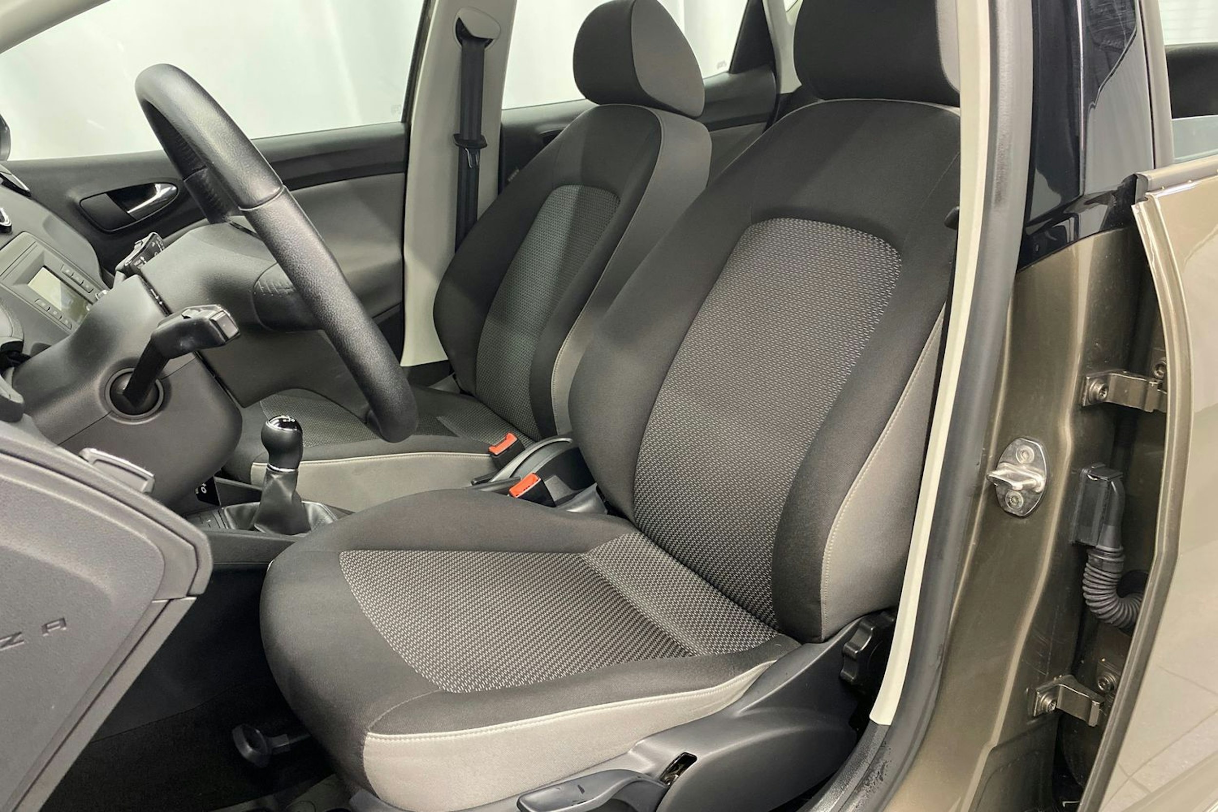 ruskea (beige) SEAT Ibiza 2016 kuva 14.