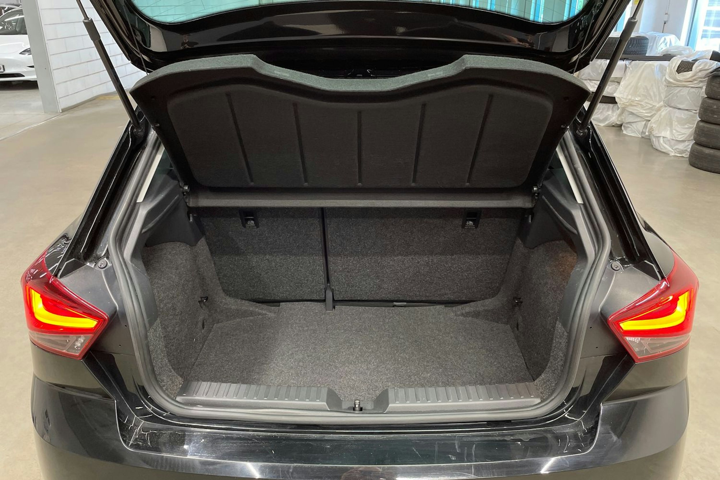 met. musta SEAT Ibiza 2018 kuva 15.