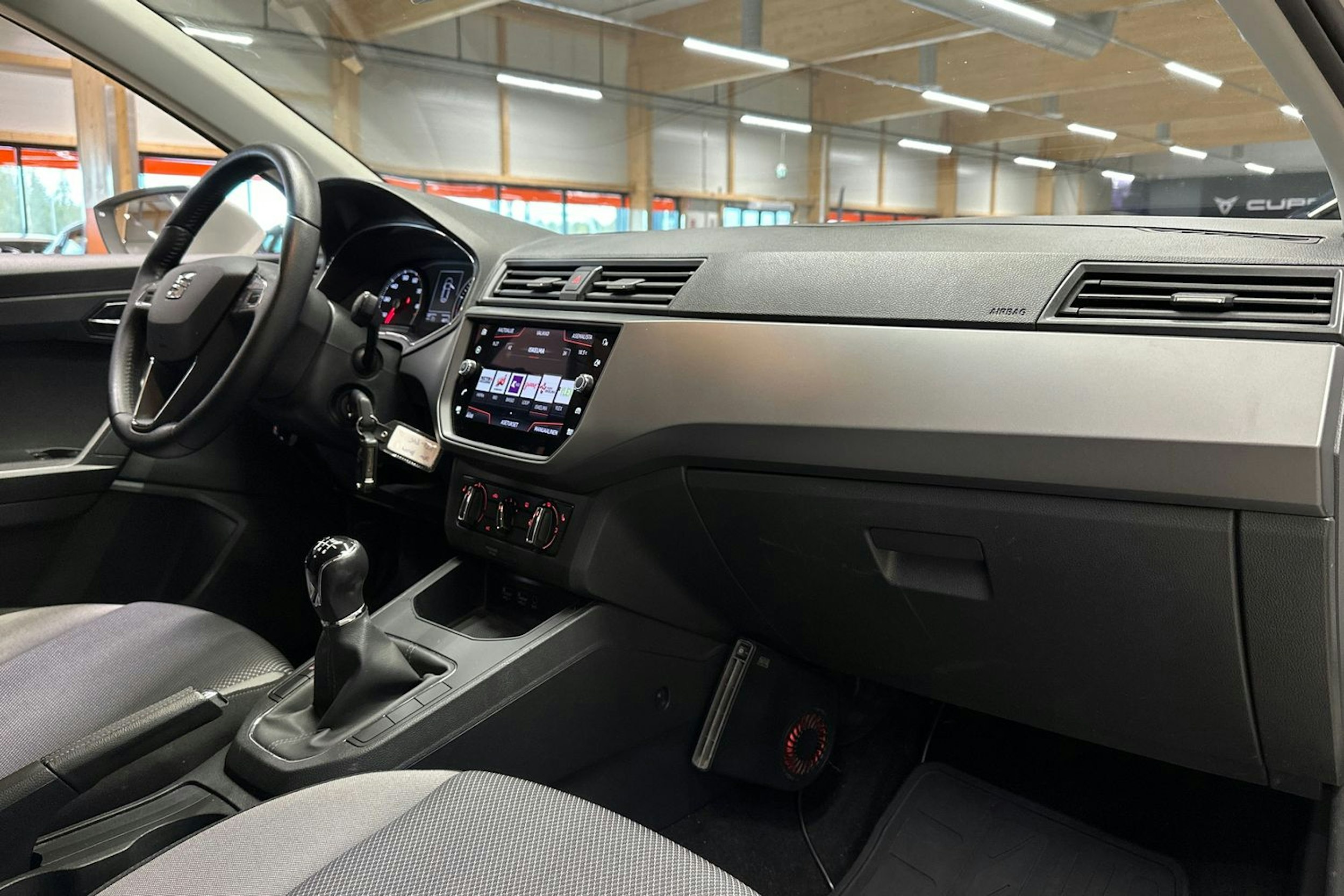 valkoinen SEAT Ibiza 2018 kuva 14.
