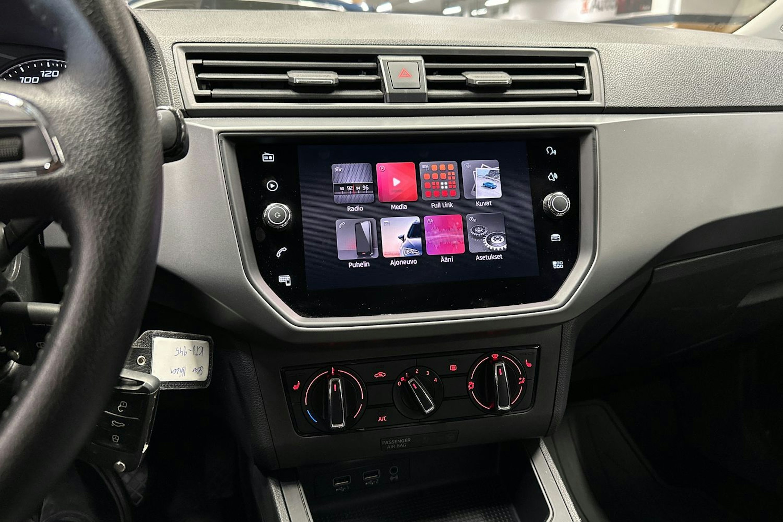 valkoinen SEAT Ibiza 2018 kuva 19.