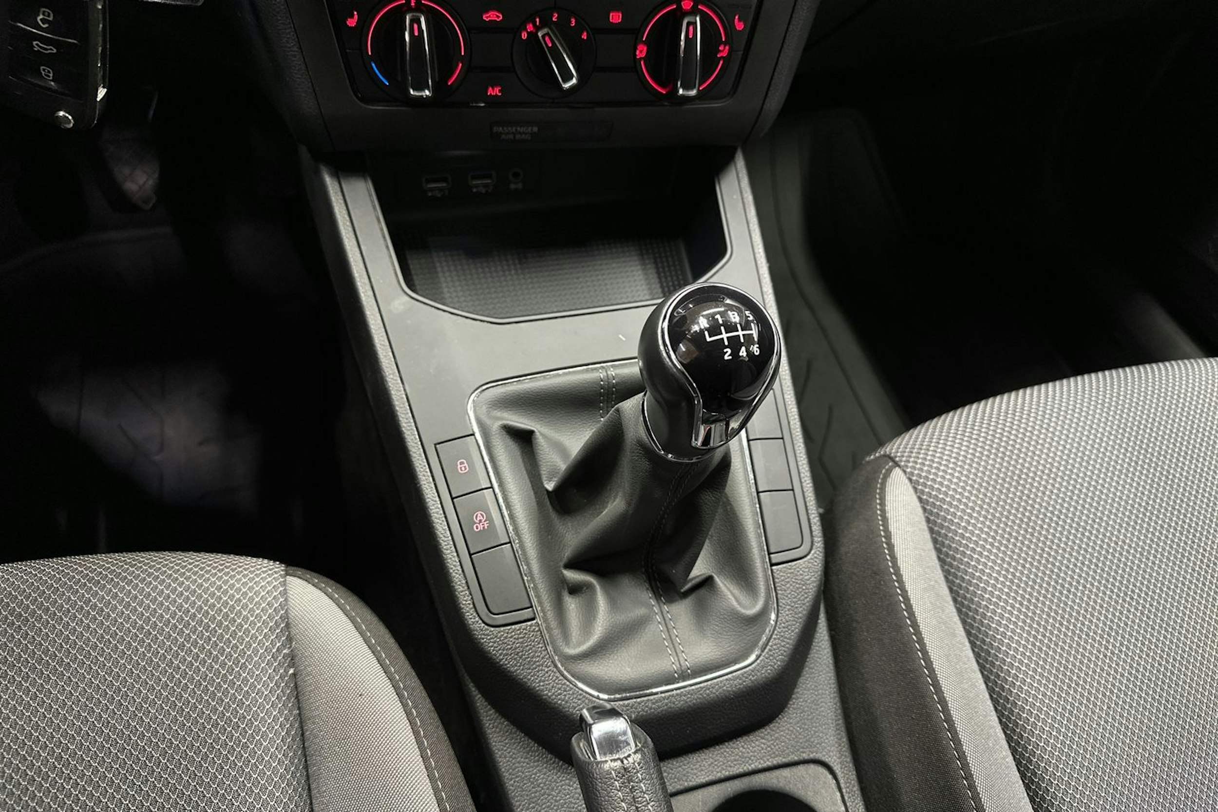 valkoinen SEAT Ibiza 2018 kuva 21.