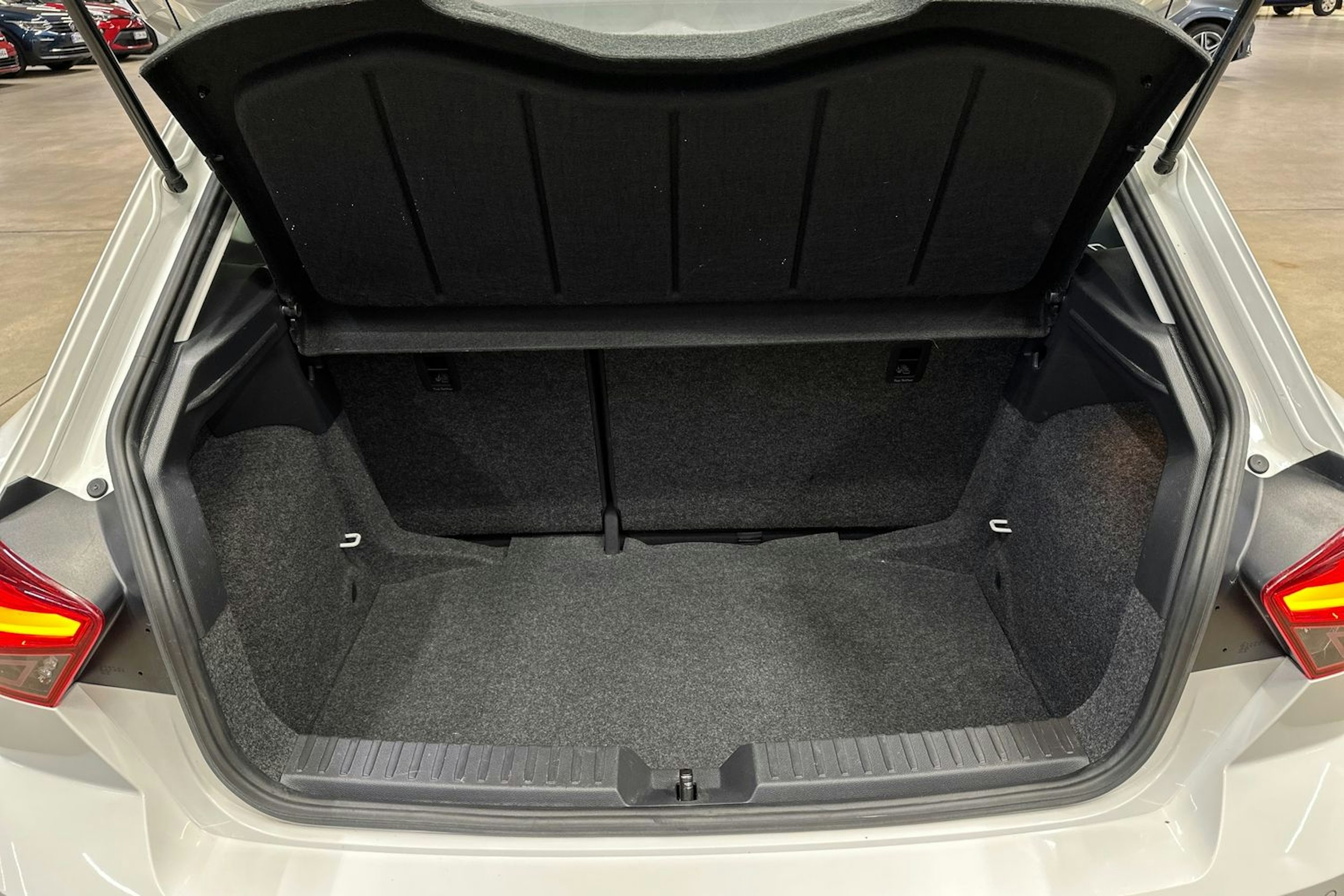 valkoinen SEAT Ibiza 2018 kuva 28.