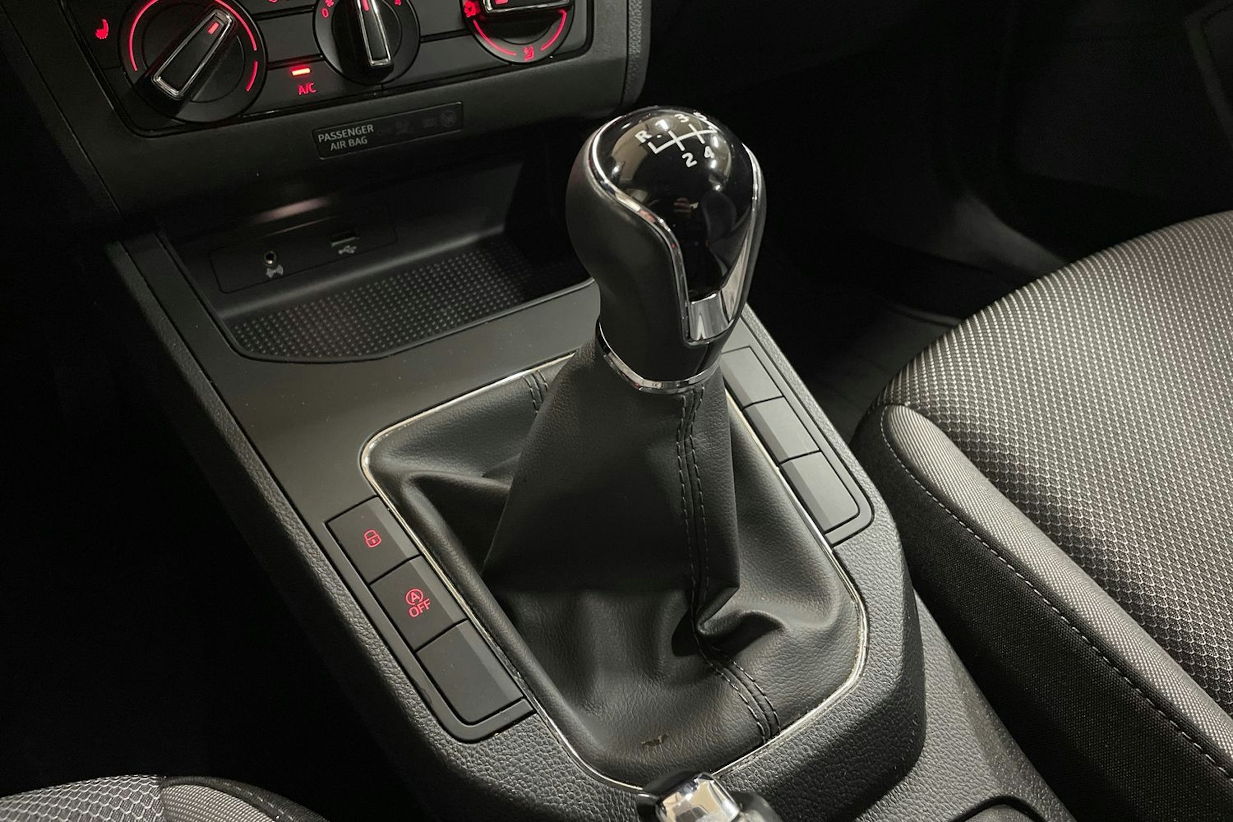 sininen SEAT Ibiza 2018 kuva 28.