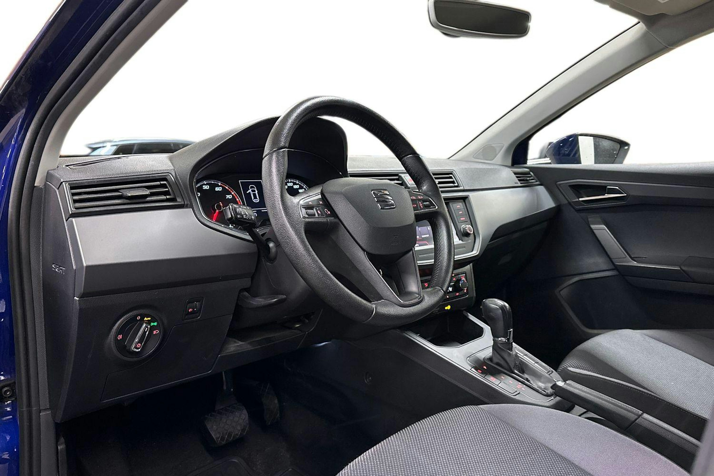 sininen SEAT Ibiza 2019 kuva 6.