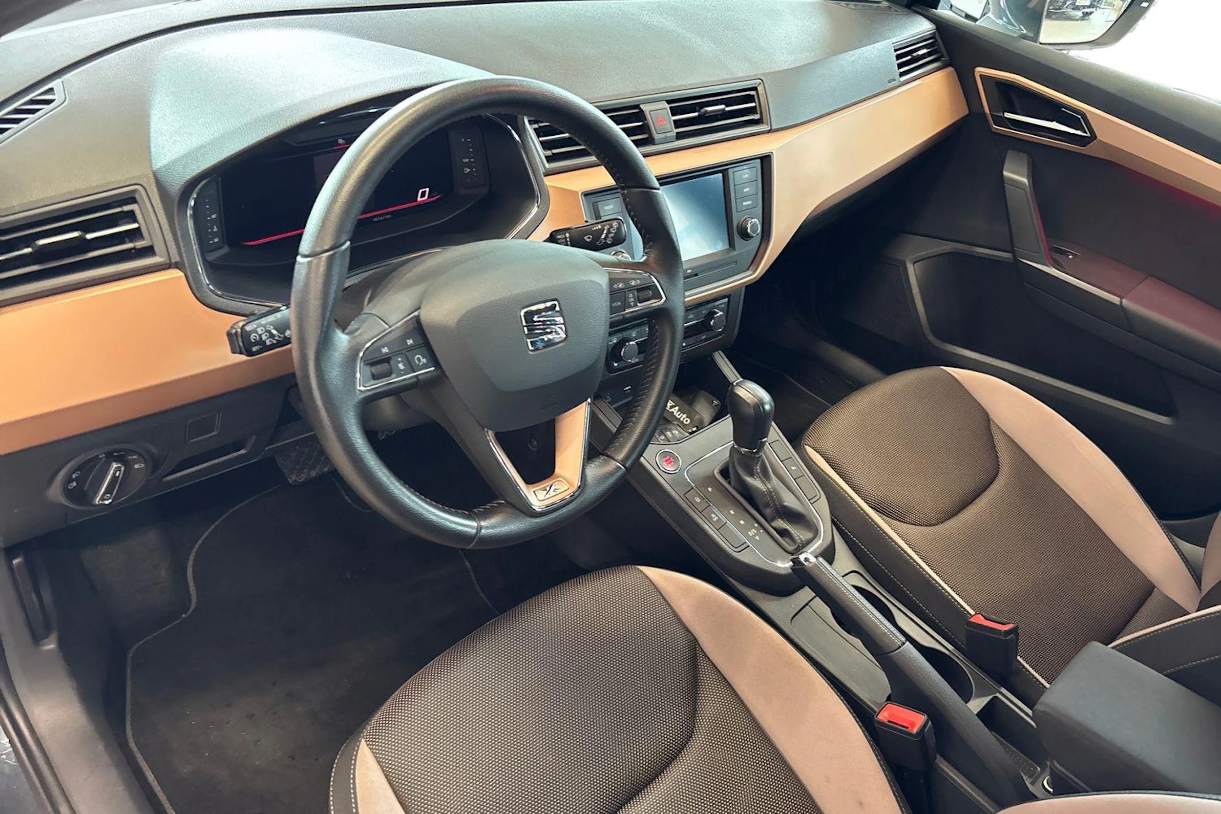 harmaa SEAT Ibiza 2019 kuva 8.