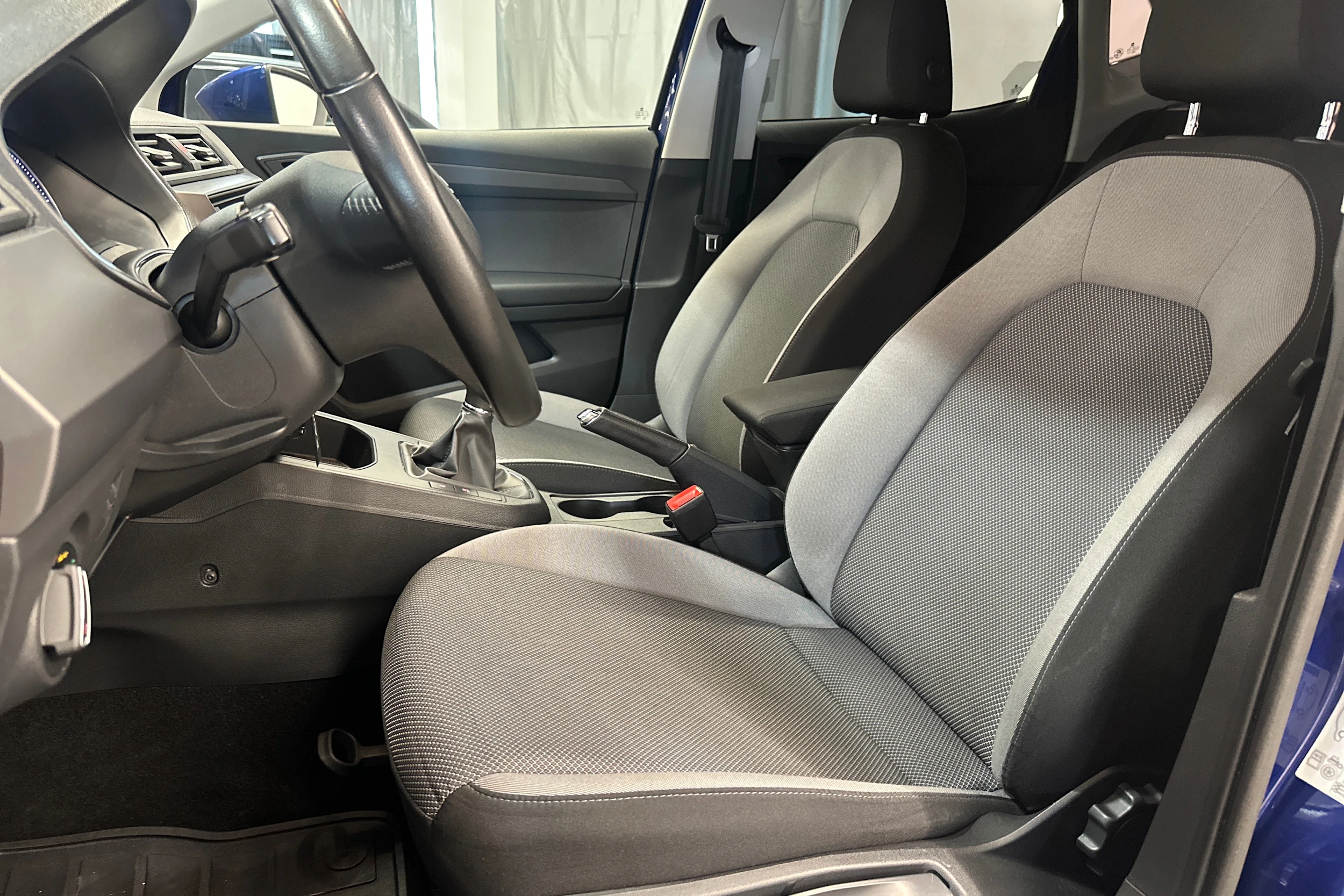 sininen SEAT Ibiza 2019 kuva 11.