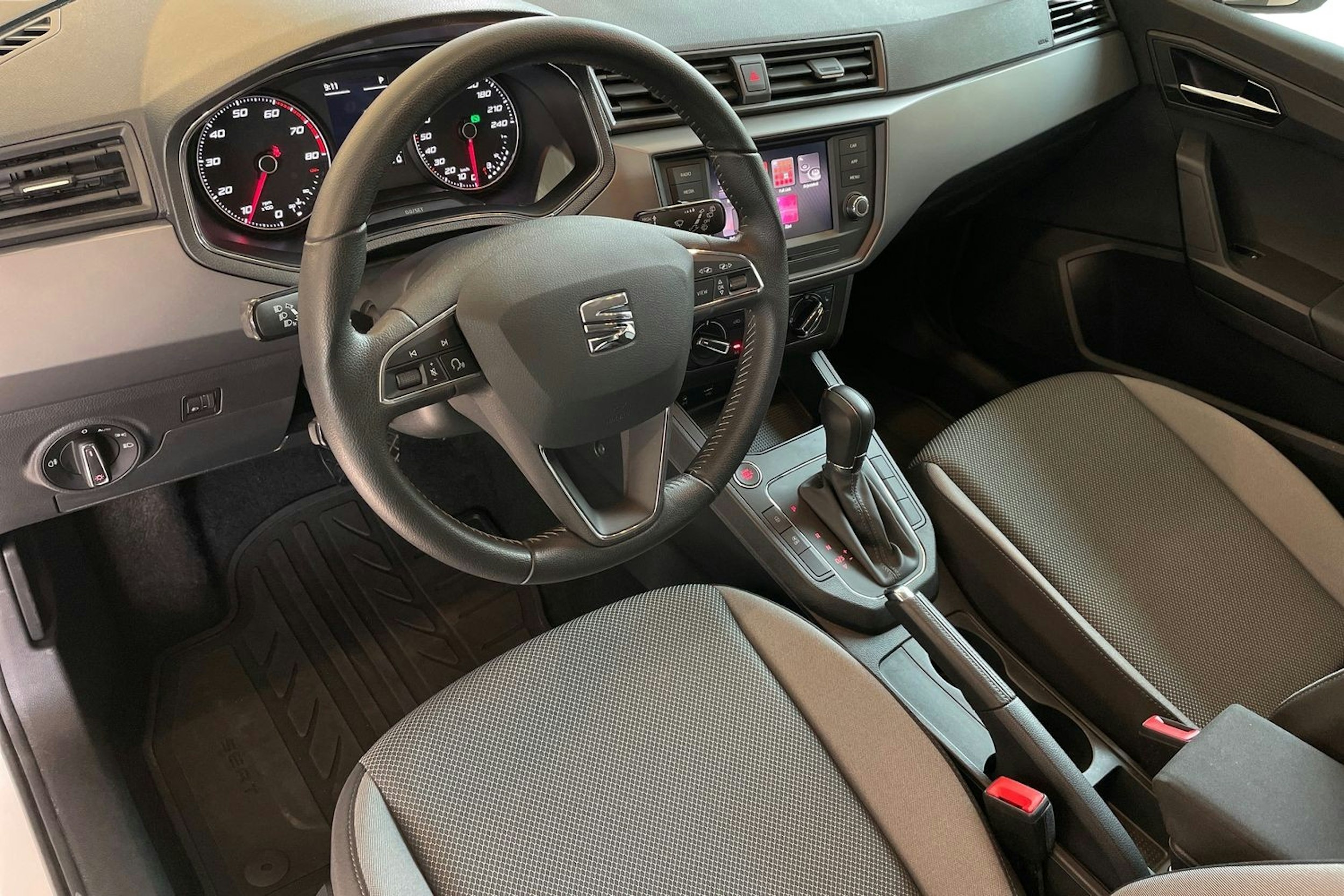 Valkoinen SEAT IBIZA 2019 kuva 7.