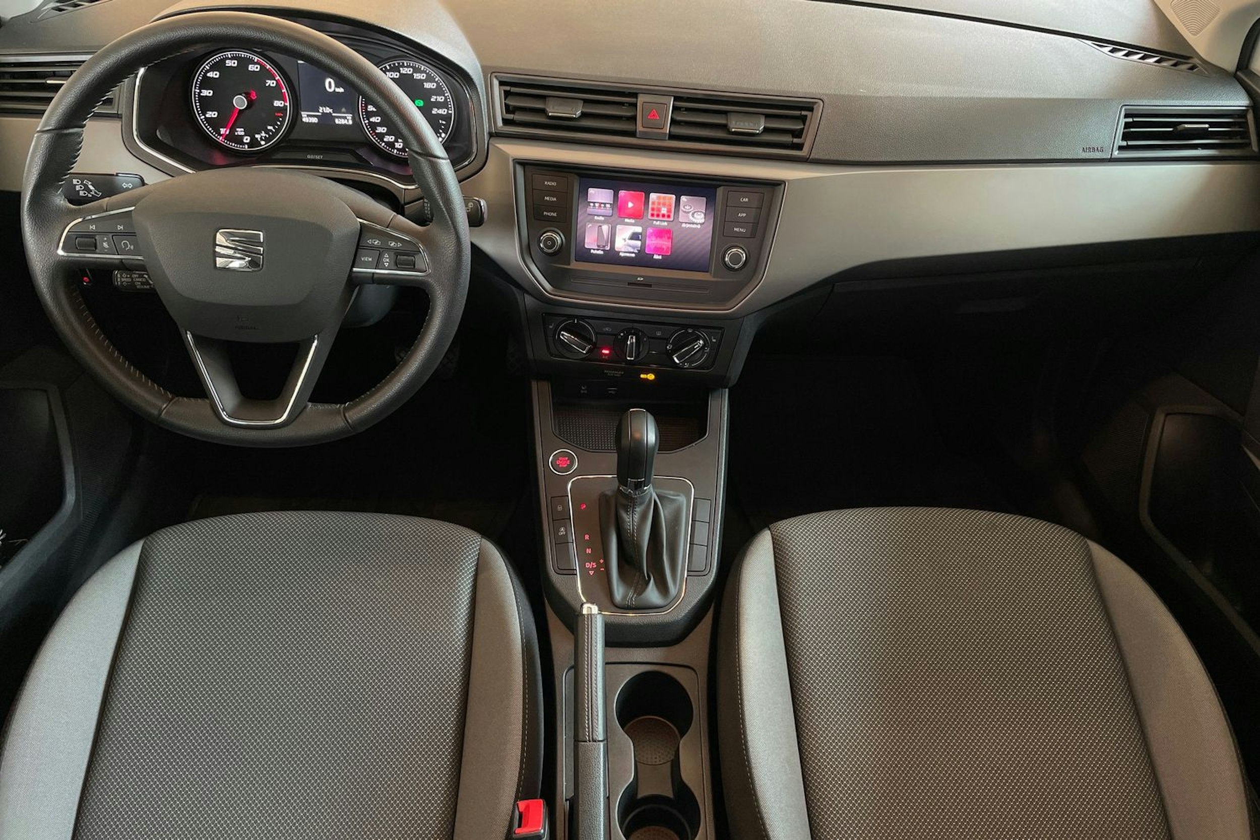 Valkoinen SEAT IBIZA 2019 kuva 9.