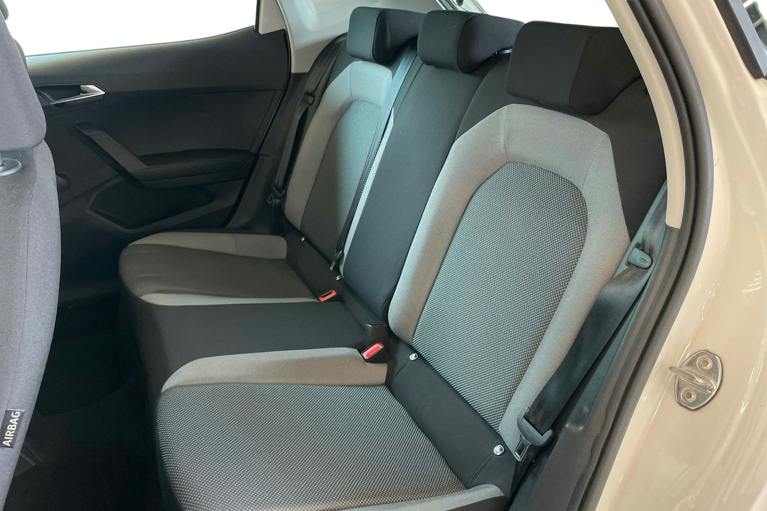 Valkoinen SEAT IBIZA 2019 kuva 10.