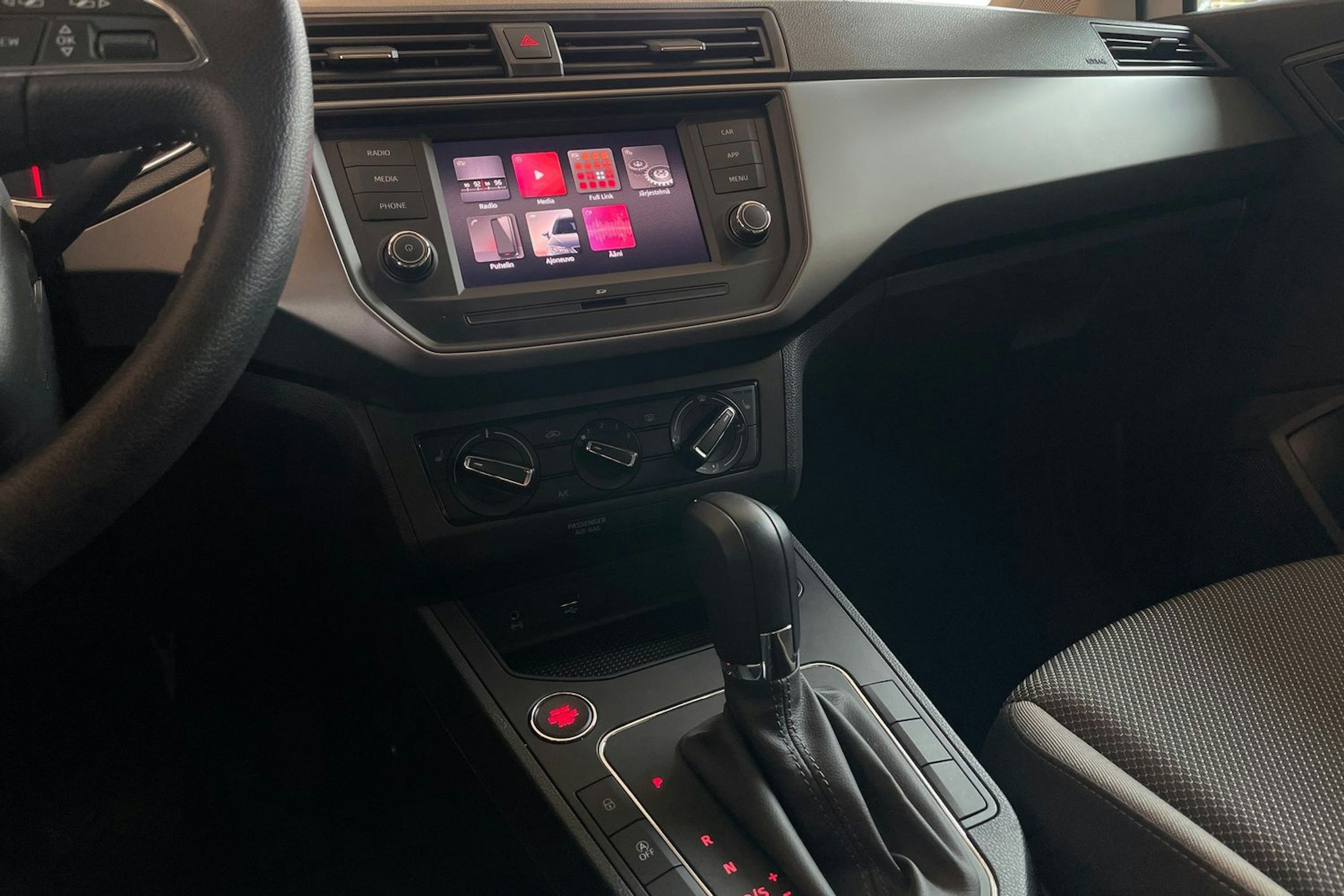 Valkoinen SEAT IBIZA 2019 kuva 21.
