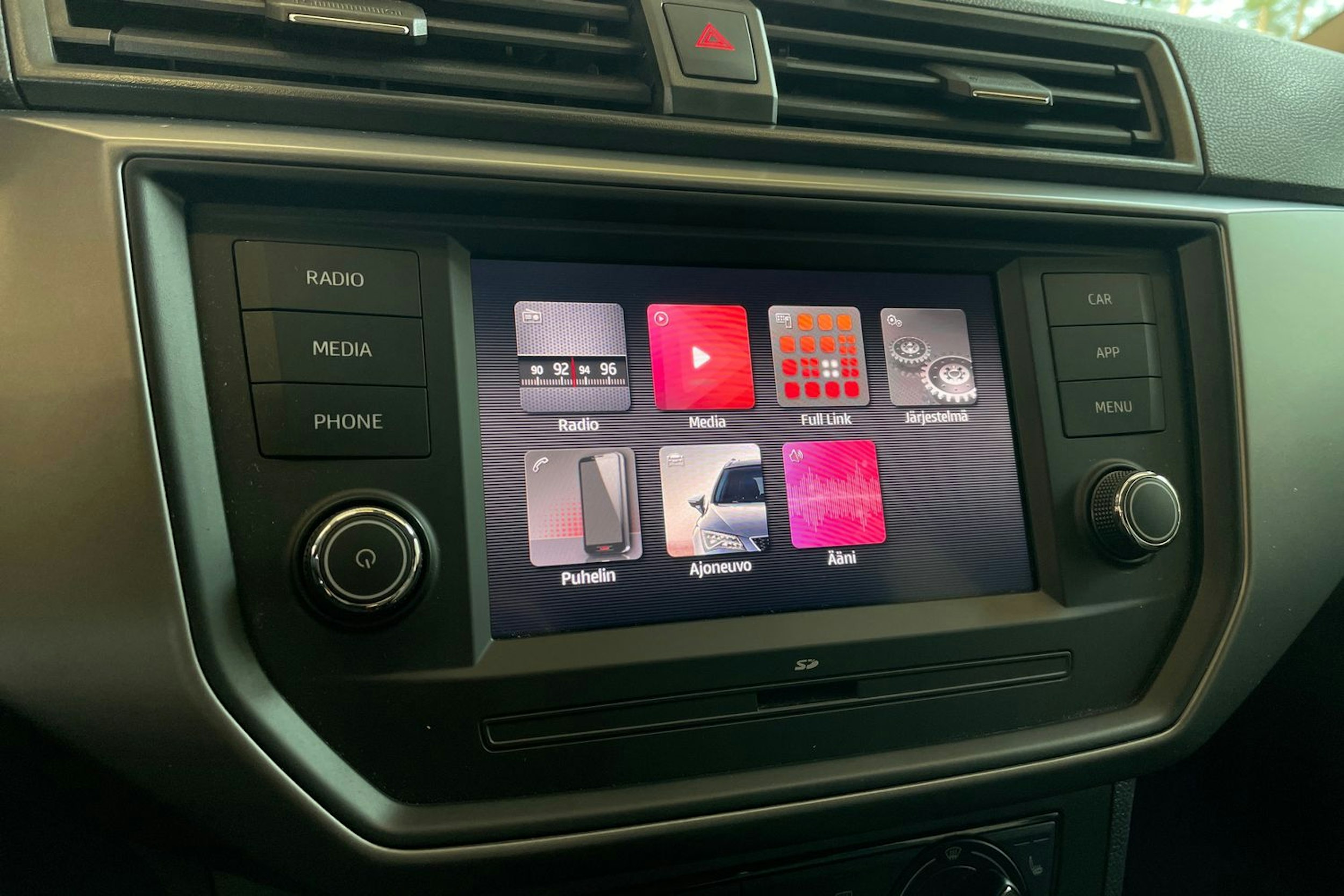 Valkoinen SEAT IBIZA 2019 kuva 23.