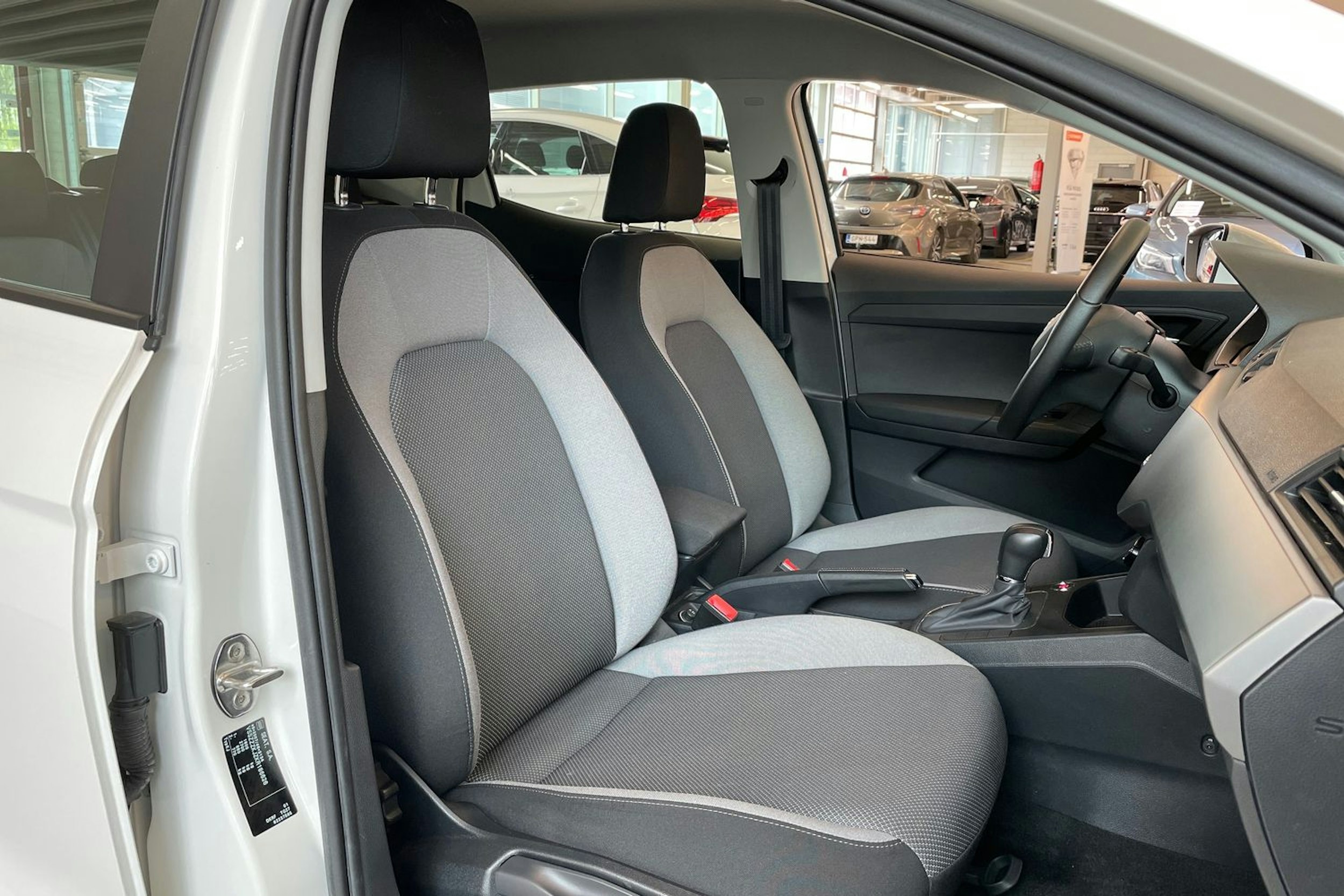 Valkoinen SEAT IBIZA 2019 kuva 24.