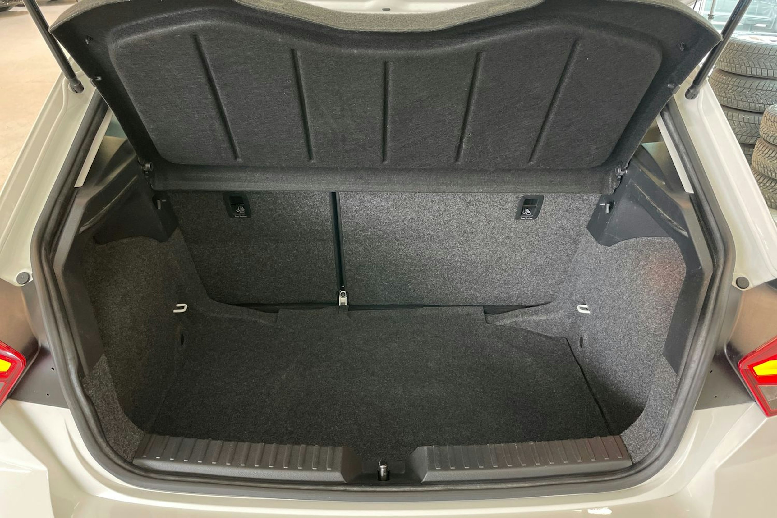 Valkoinen SEAT IBIZA 2019 kuva 25.