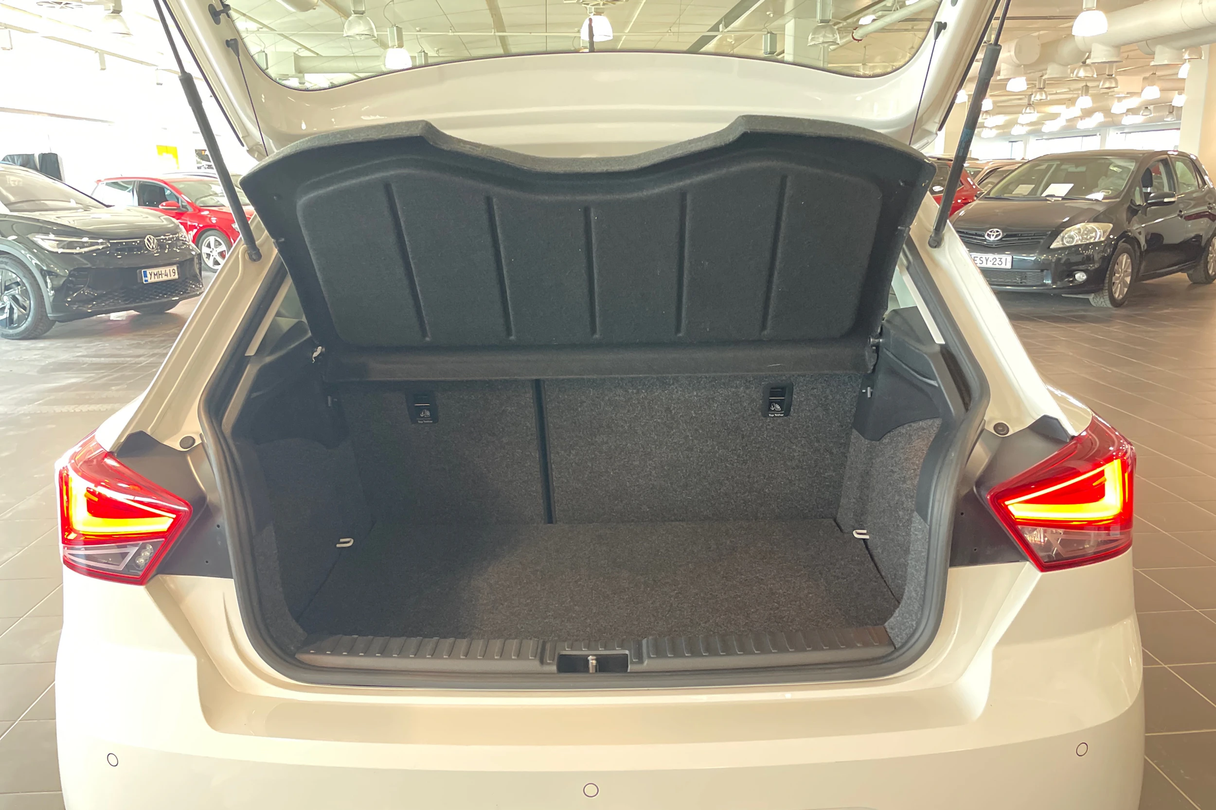 valkoinen SEAT Ibiza 2019 kuva 13.