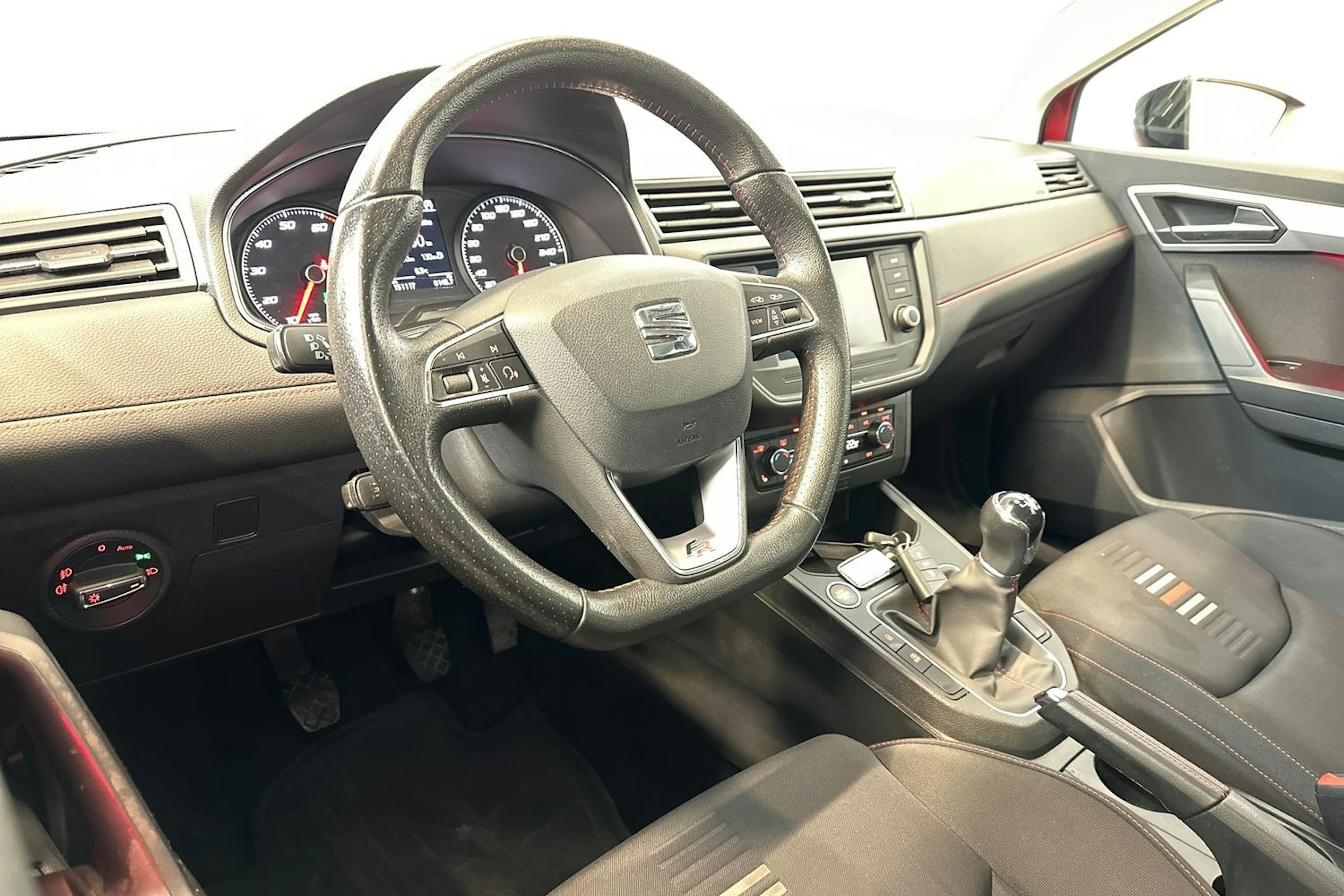 Punainen SEAT IBIZA 2019 kuva 7.