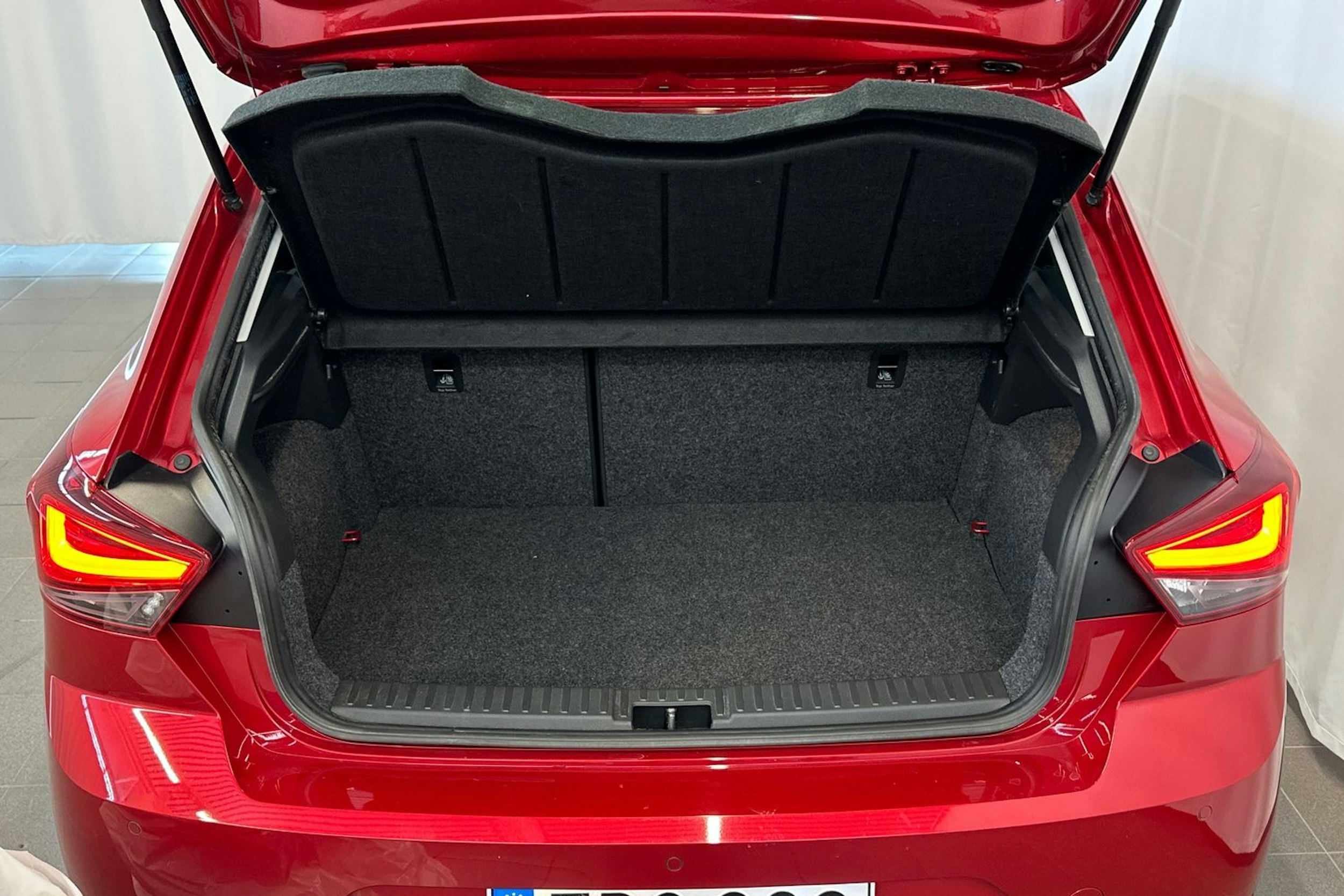 Punainen SEAT IBIZA 2019 kuva 21.