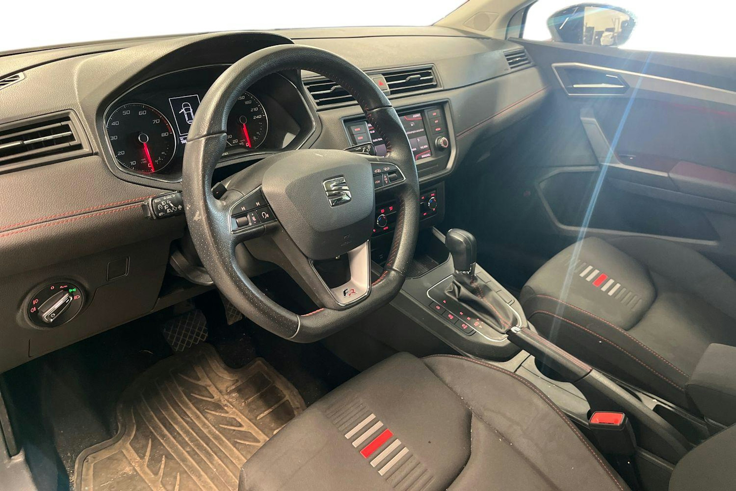 Valkoinen SEAT IBIZA 2019 kuva 3.