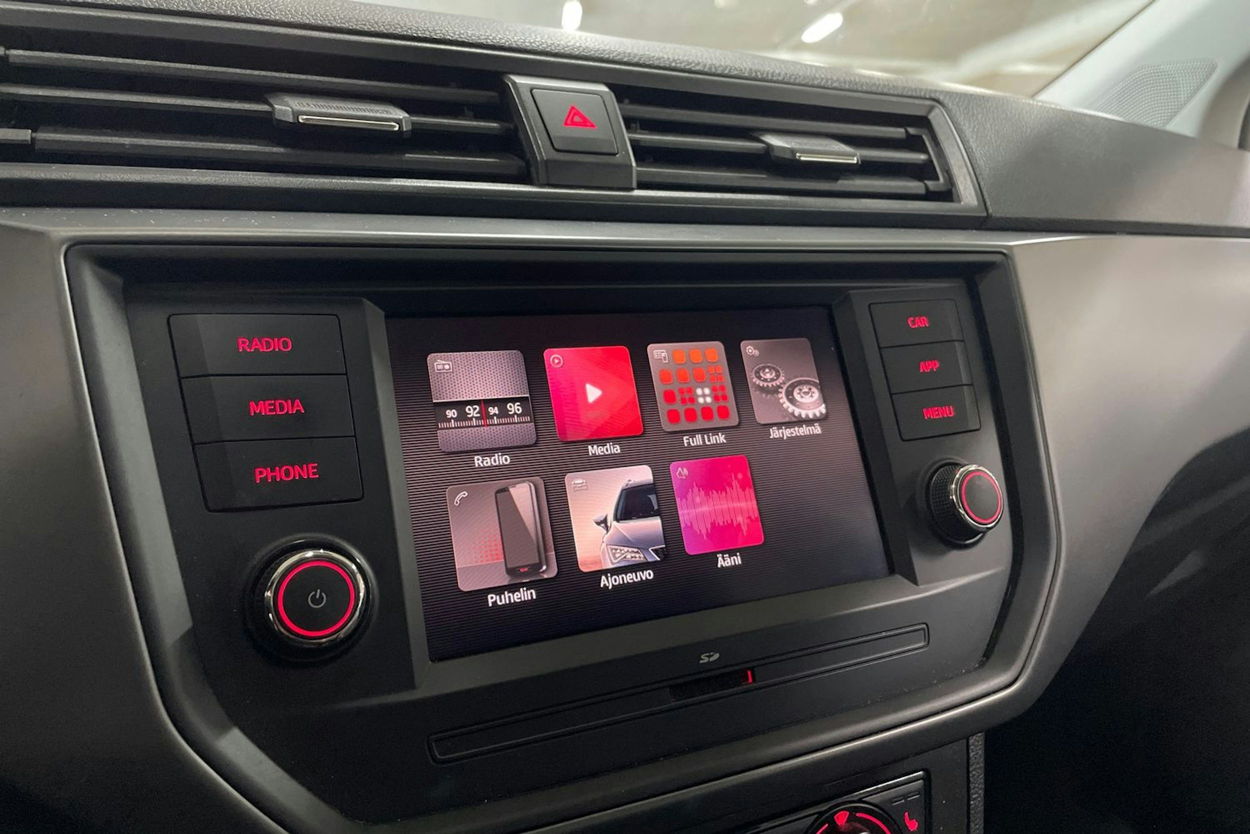 valkoinen SEAT Ibiza 2019 kuva 18.