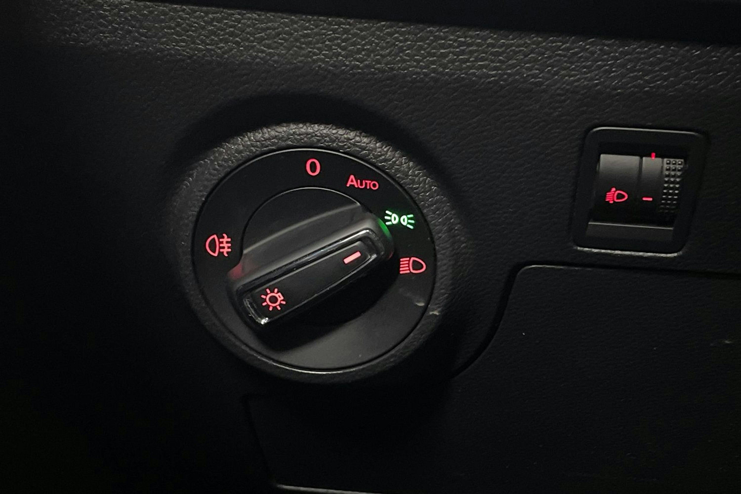 valkoinen SEAT Ibiza 2019 kuva 20.