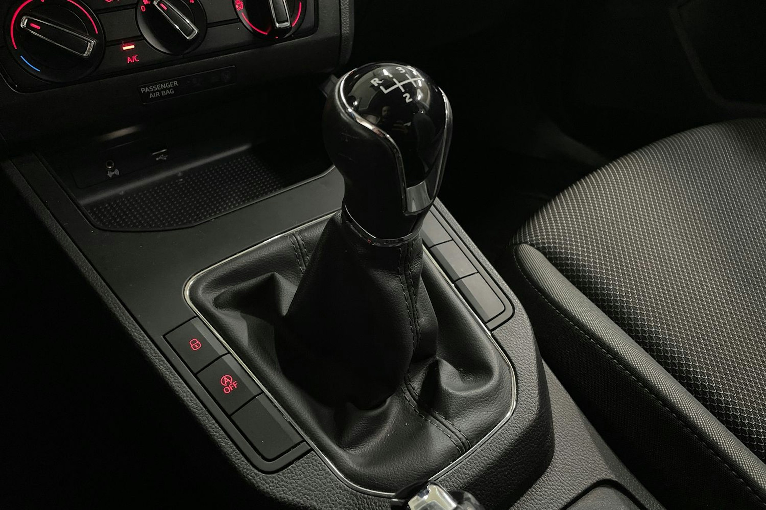 valkoinen SEAT Ibiza 2019 kuva 22.
