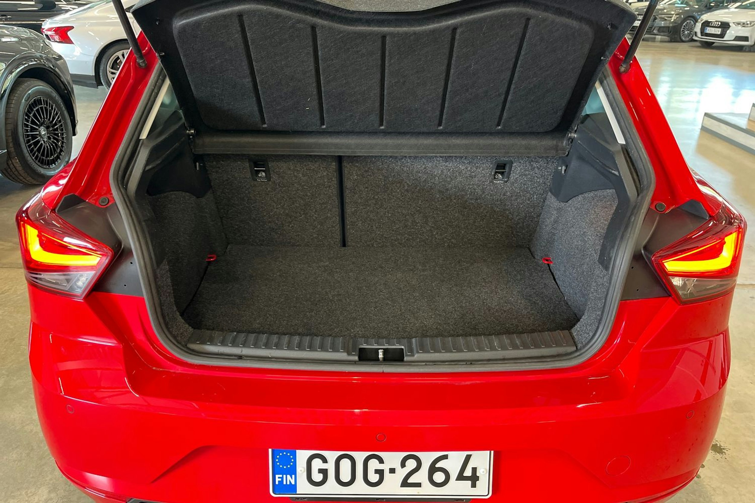 punainen SEAT Ibiza 2020 kuva 29.