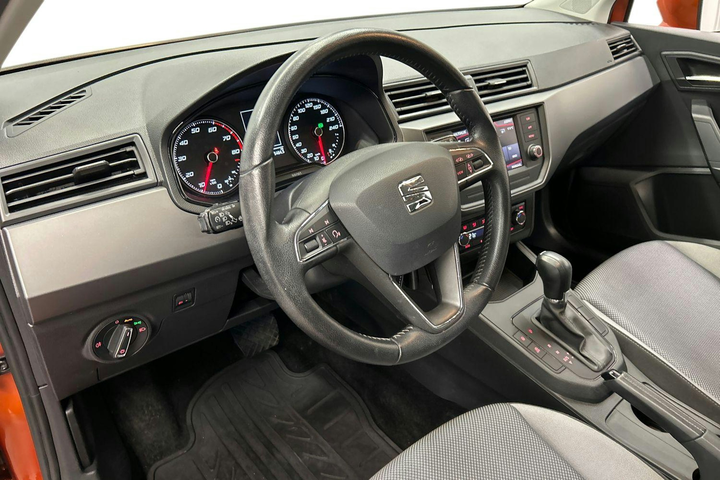 oranssi SEAT Ibiza 2020 kuva 7.