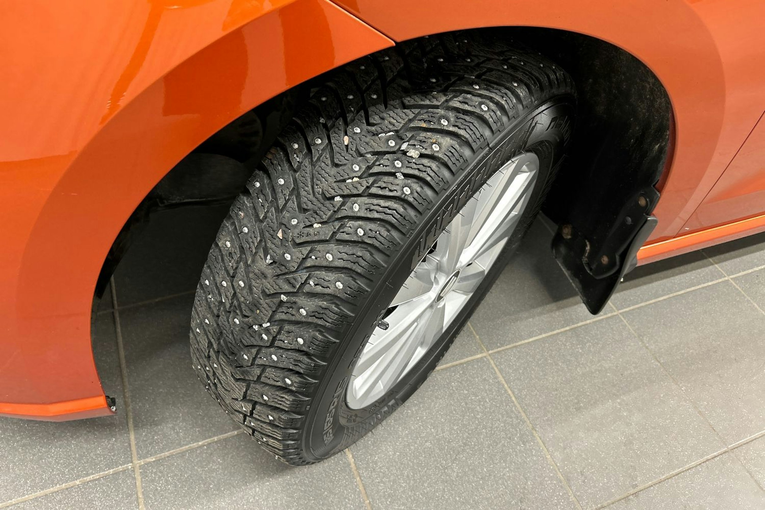 oranssi SEAT Ibiza 2020 kuva 13.