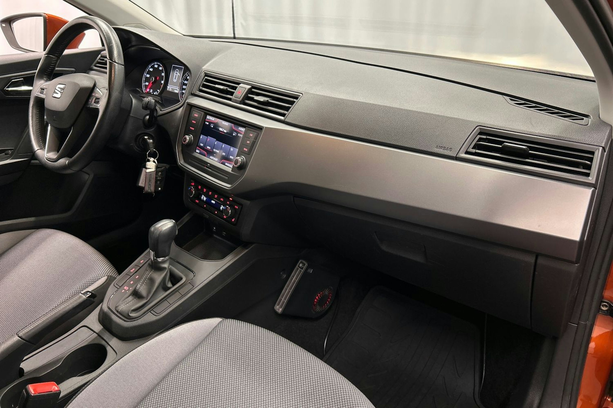 oranssi SEAT Ibiza 2020 kuva 15.