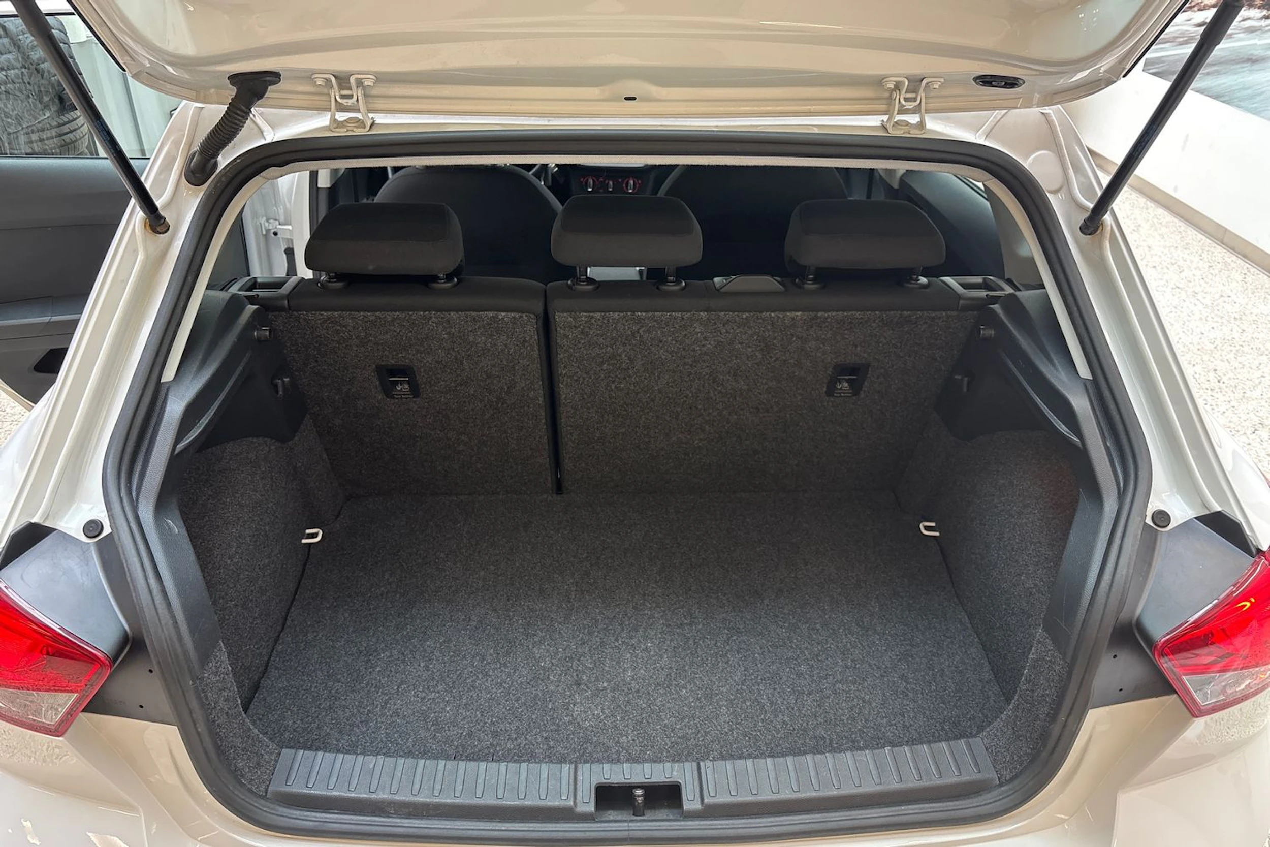 Valkoinen SEAT IBIZA 2020 kuva 16.