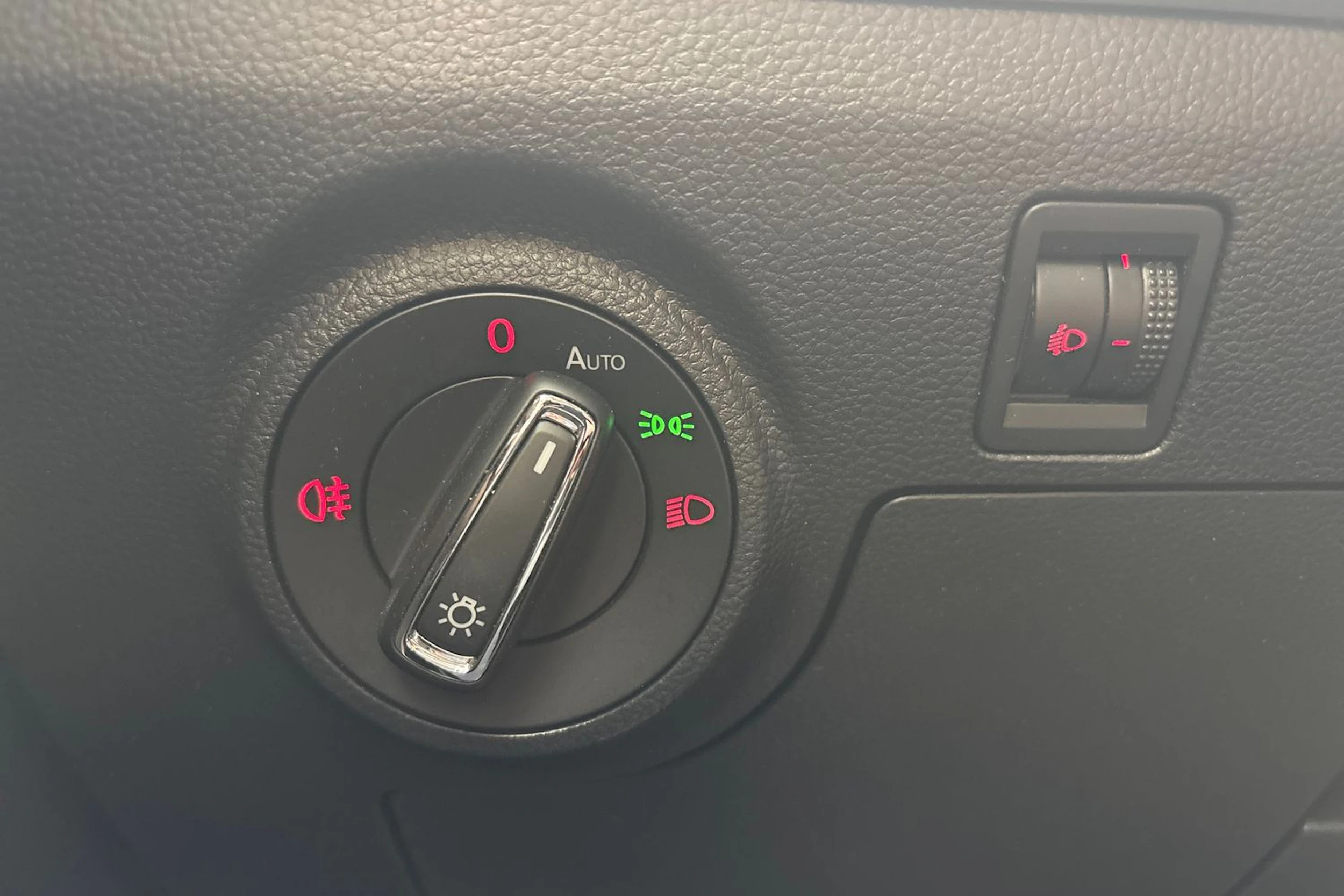 Valkoinen SEAT IBIZA 2020 kuva 19.