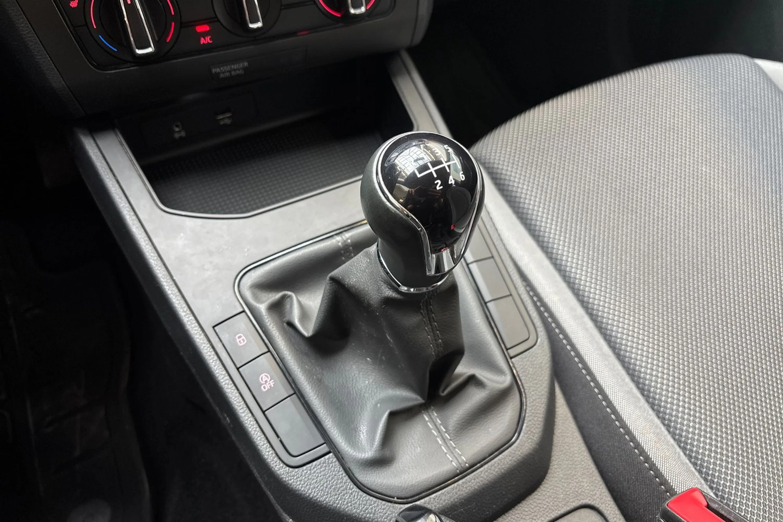 Valkoinen SEAT IBIZA 2020 kuva 22.