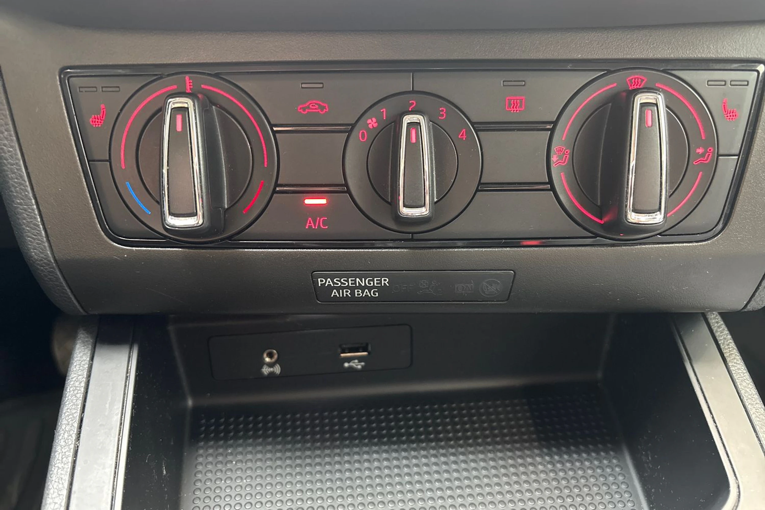 Valkoinen SEAT IBIZA 2020 kuva 23.