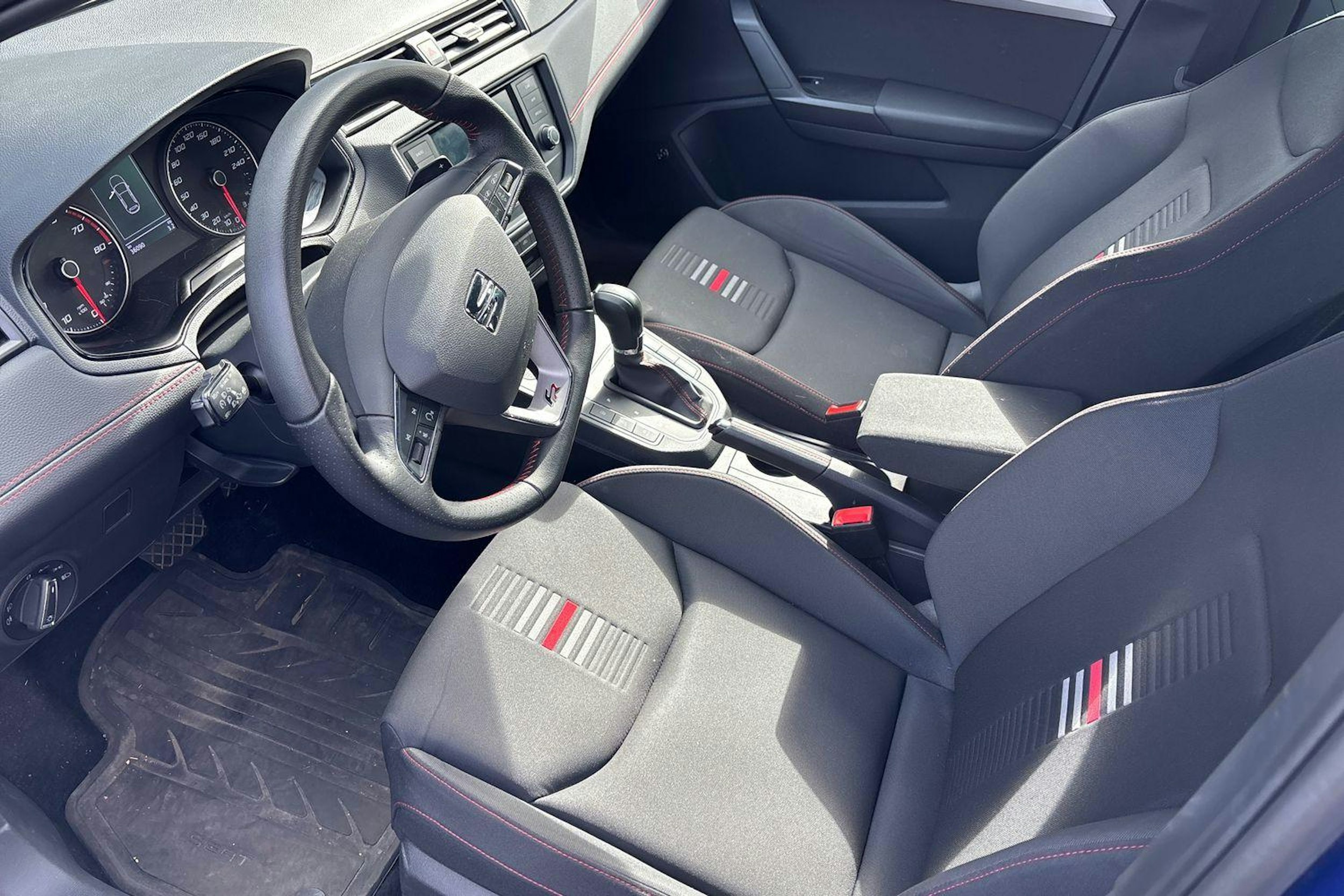 sininen SEAT Ibiza 2021 kuva 3.