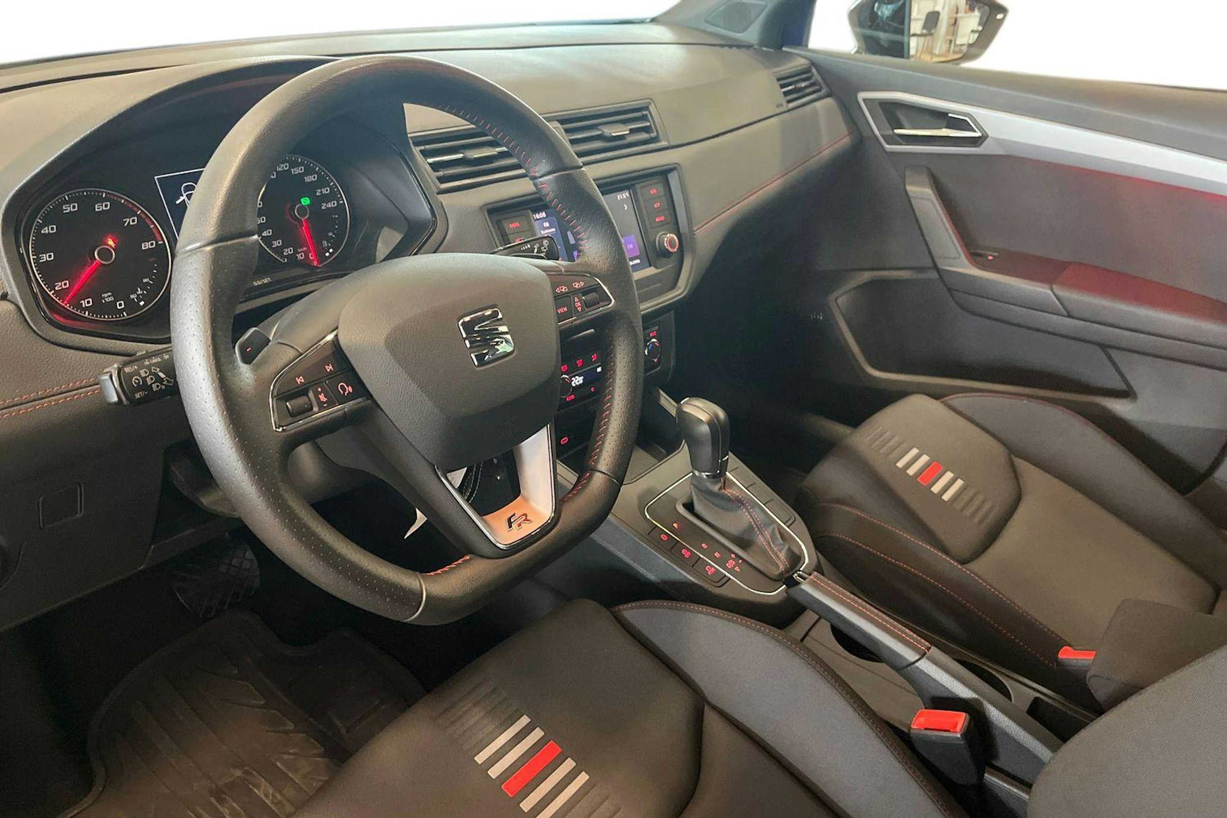 sininen SEAT Ibiza 2021 kuva 6.