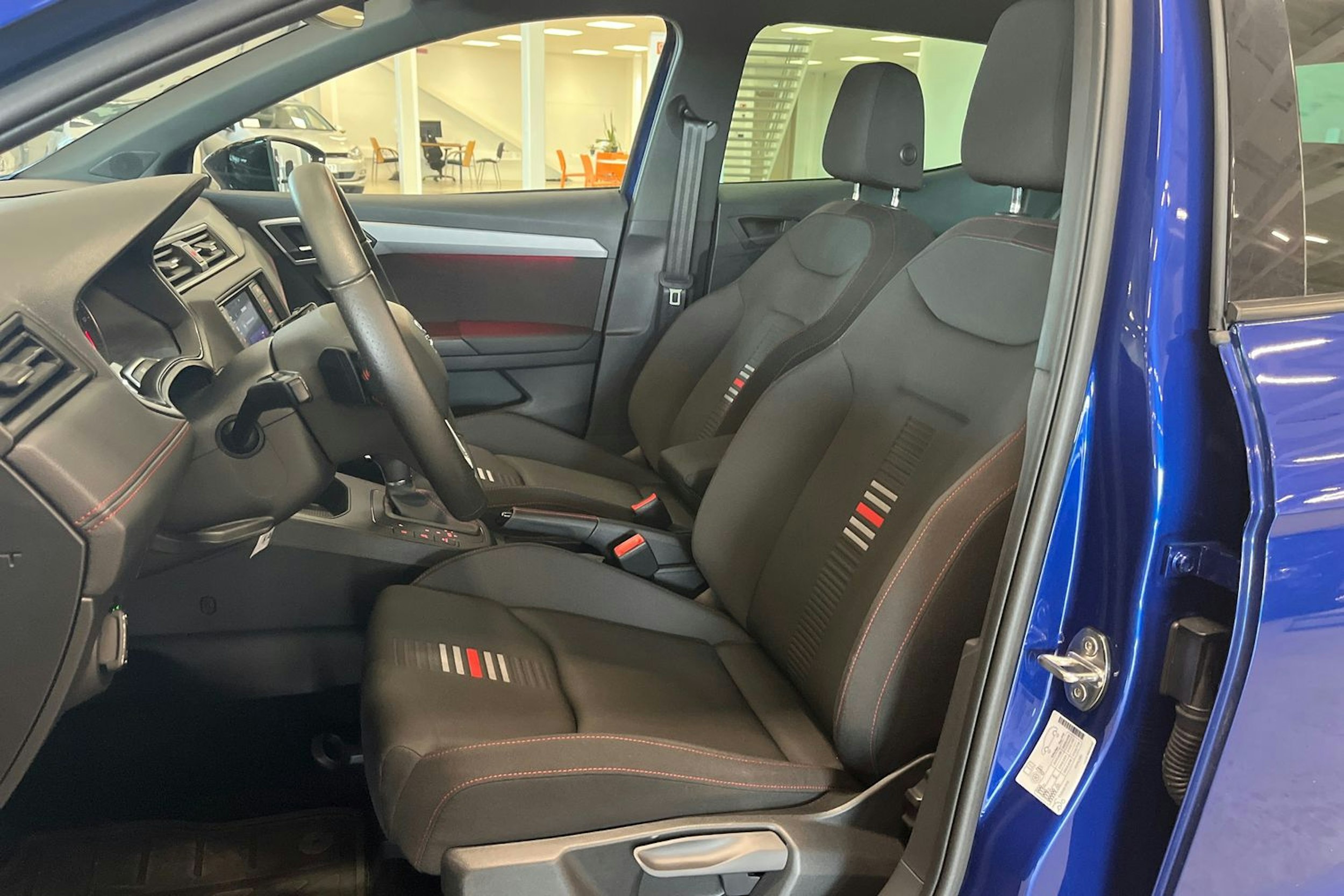 sininen SEAT Ibiza 2021 kuva 11.